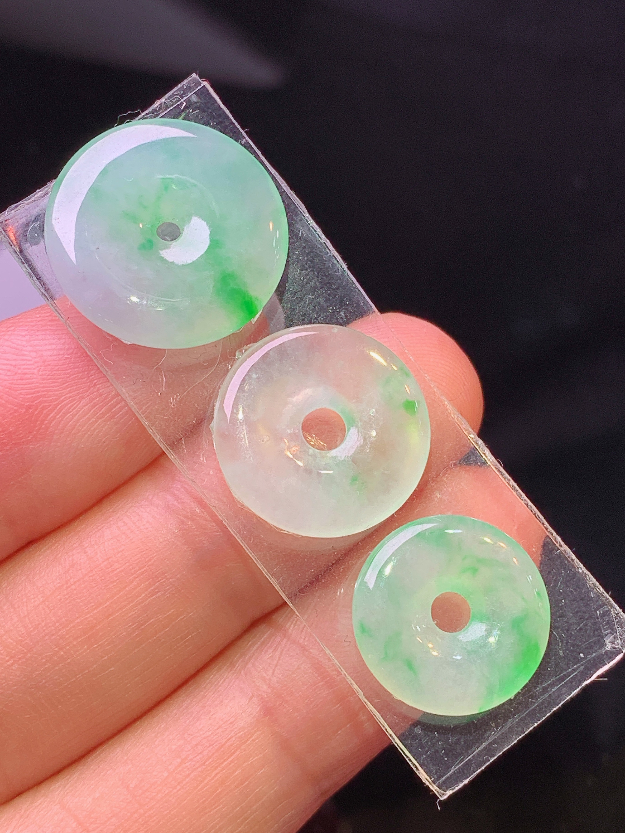 镶嵌款 飘绿平安扣一手 玉质细腻 色泽艳丽清新 水润亮眼 整体尺寸16*2.6j3