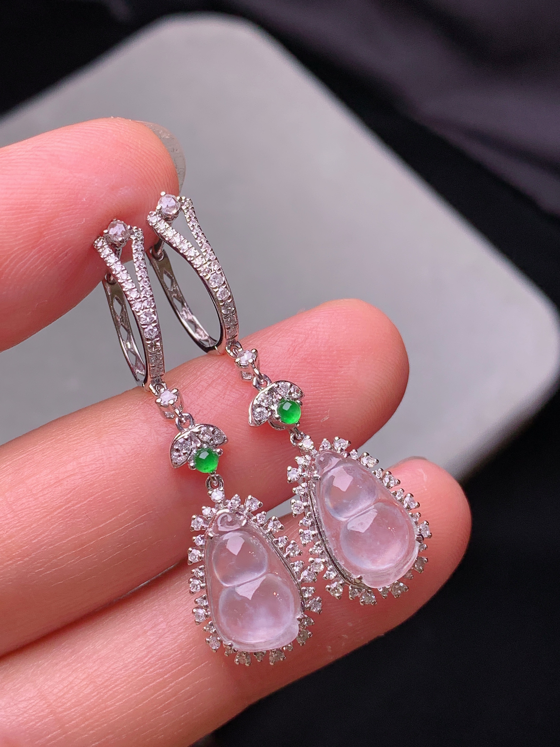 18k金钻镶嵌冰种葫芦耳坠 玉质细腻 色泽艳丽清新 水润亮眼 整体尺寸35*10*7z2