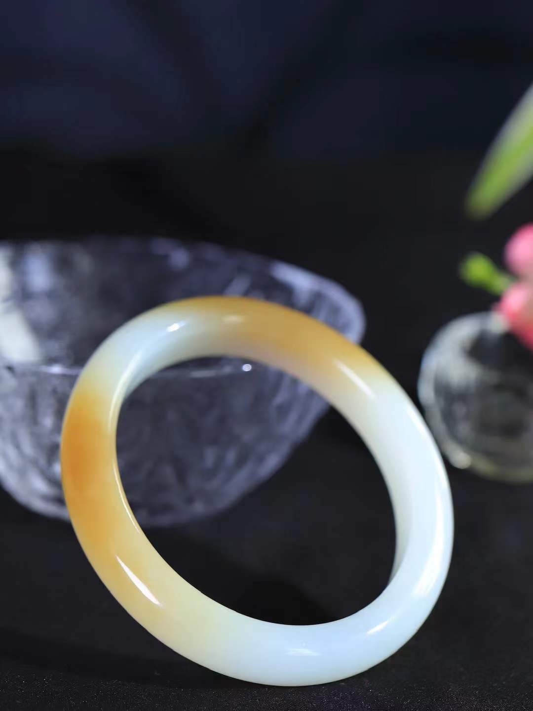 【贵妃镯.玉腕清响】    

精品和田玉糖白玉贵妃镯，玉质温润细腻 油性十足 相传杨贵妃十分喜爱椭圆形态手镯，后人称其为贵妃镯。因其形与人手腕形相吻合，佩戴更服帖，别具妩媚风格。
重46.3克   正圈内径54-50.3mm尺寸11.8-8.2mm   fDA-88361848