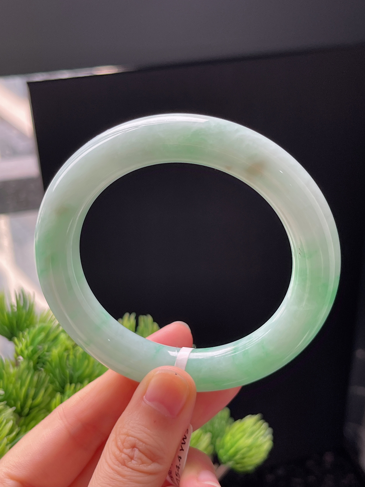 圆镯54.4圈口，翡翠糯化种飘绿手镯