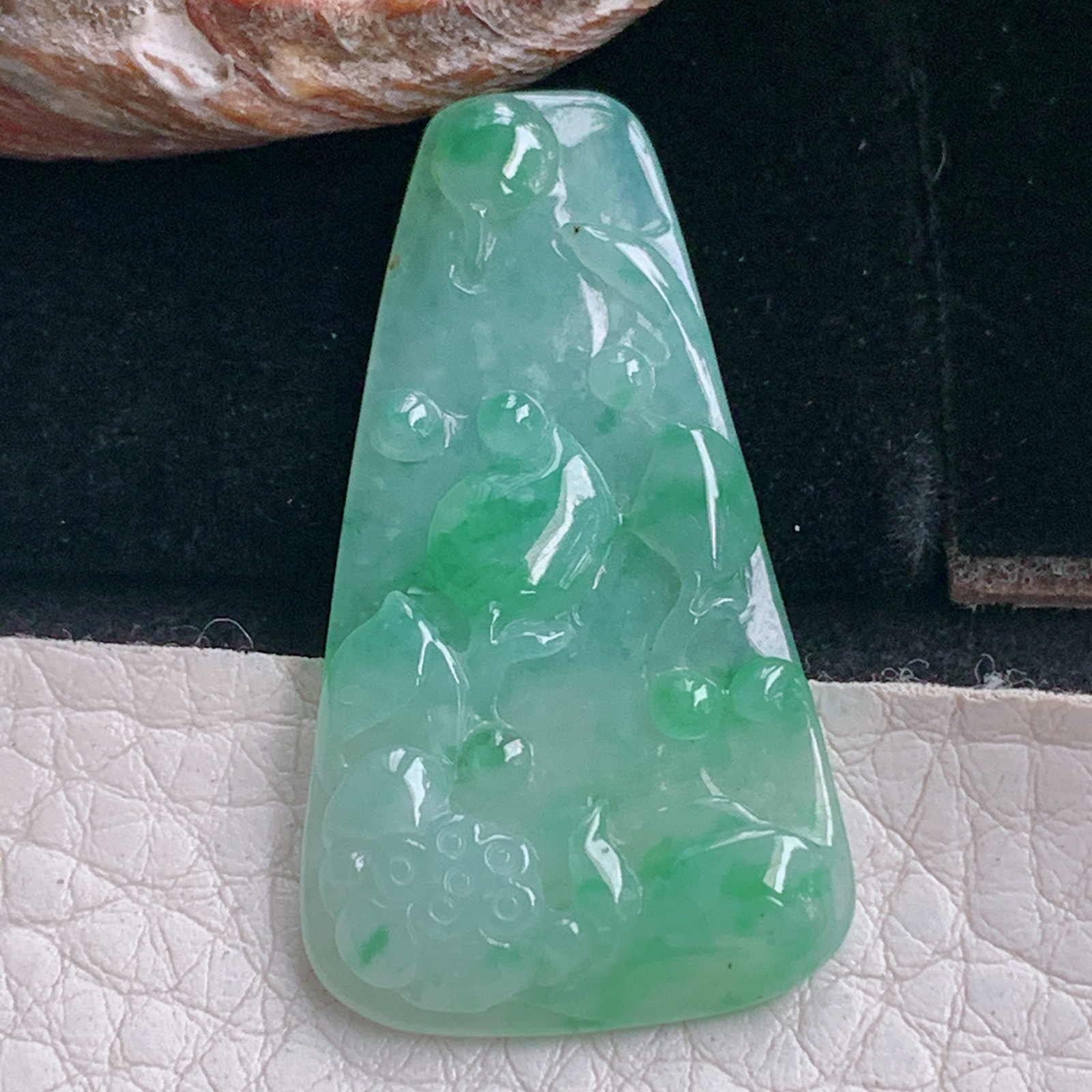 ajj实拍38.7*21.6*4.5缅甸翡翠冰绿莲年有余玉吊坠 玉挂件