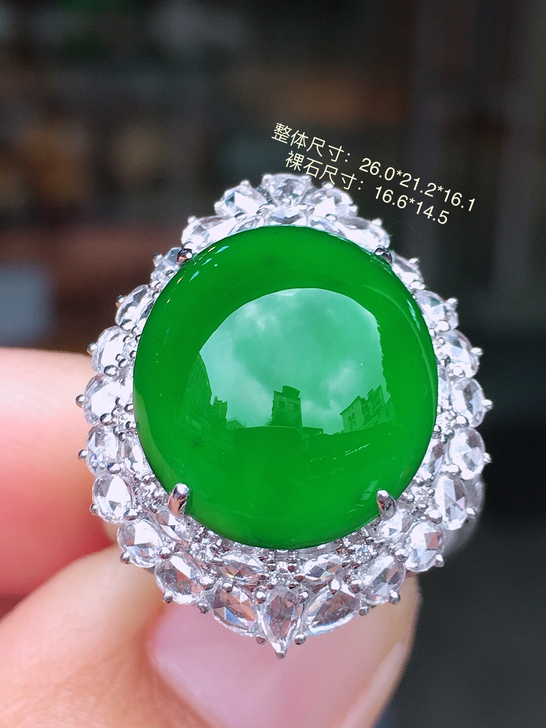 阳绿蛋面戒指/吊坠两用款，色泽均匀艳丽，玉质细腻，荧光感超
强，饱满圆润，尽显优雅气质，18k
金豪华镶嵌