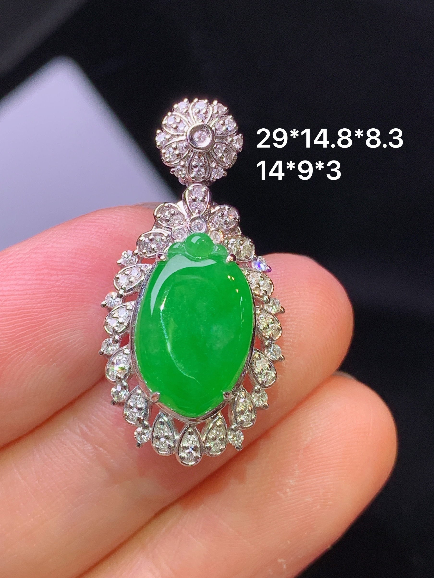 18k金钻镶嵌满绿福瓜吊坠 玉质细腻 色泽艳丽清新 水润亮眼 整体尺寸29*14.8*8.3c2