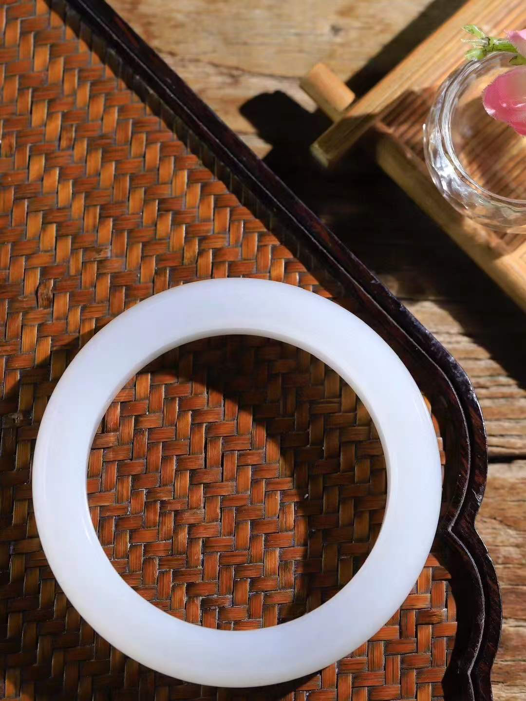 【籽.情有独钟.手镯】

新疆和田籽料手镯 玉质温润细腻 油性十足 手感舒适，高华雅逸，线条流畅，简约大气，美自天成，素雅高贵。佩戴于腕间，婉约之美，举手投足间透出那低调奢华。重84克 内径60mm 尺寸13.5-10.8mm   FDA-36352972