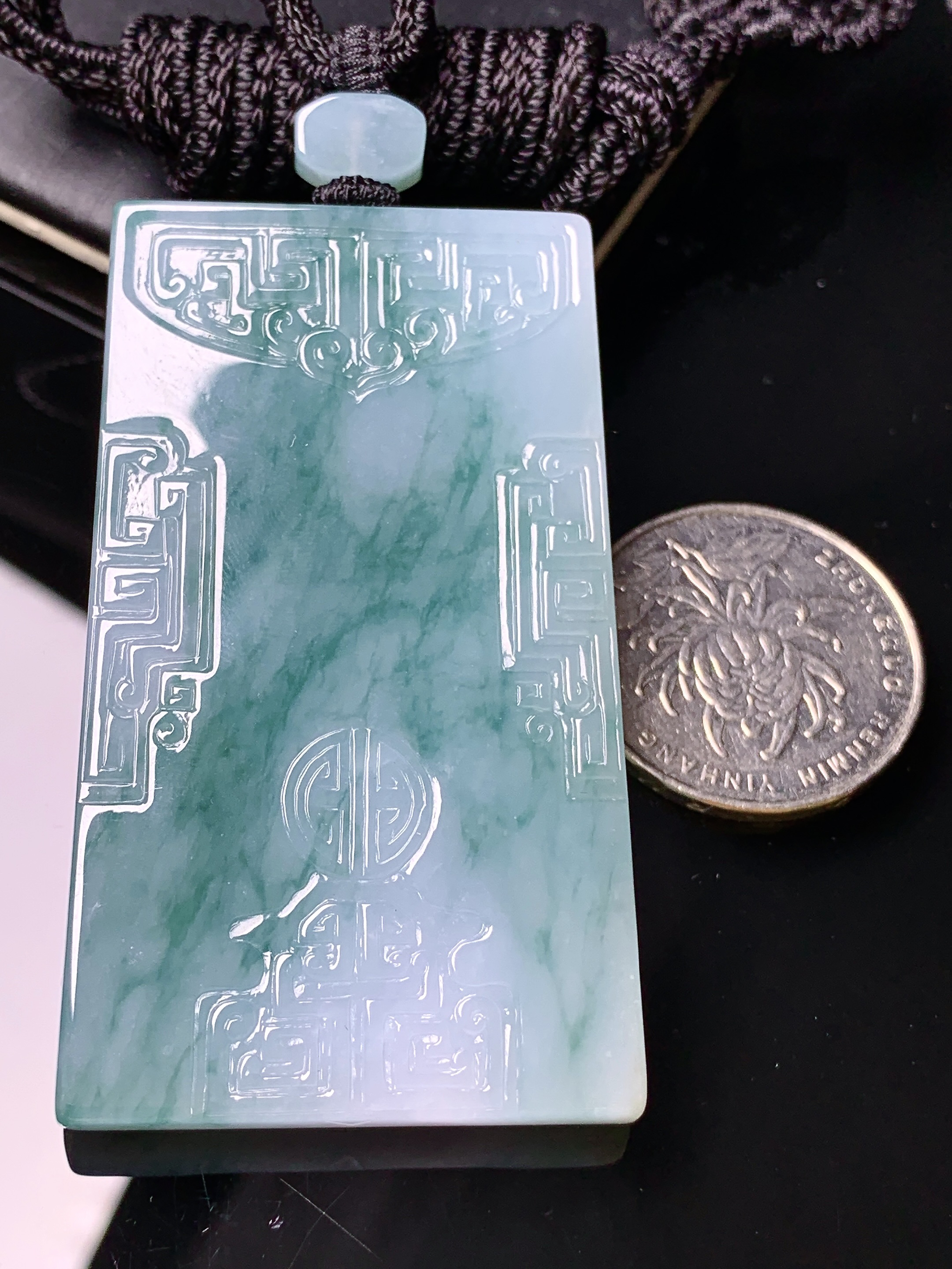 飘花无事牌吊坠 玉质细腻 色泽艳丽清新 水润亮眼 整体尺寸60.3*35*6L1