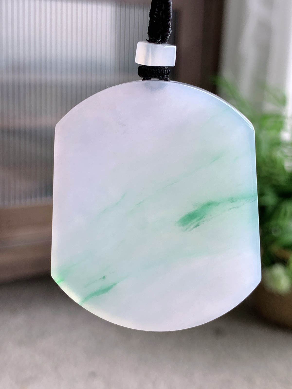 【裸石】冰飘花无事牌吊坠
【说明】缅料 性价比高  
【尺寸】53.7-45-6