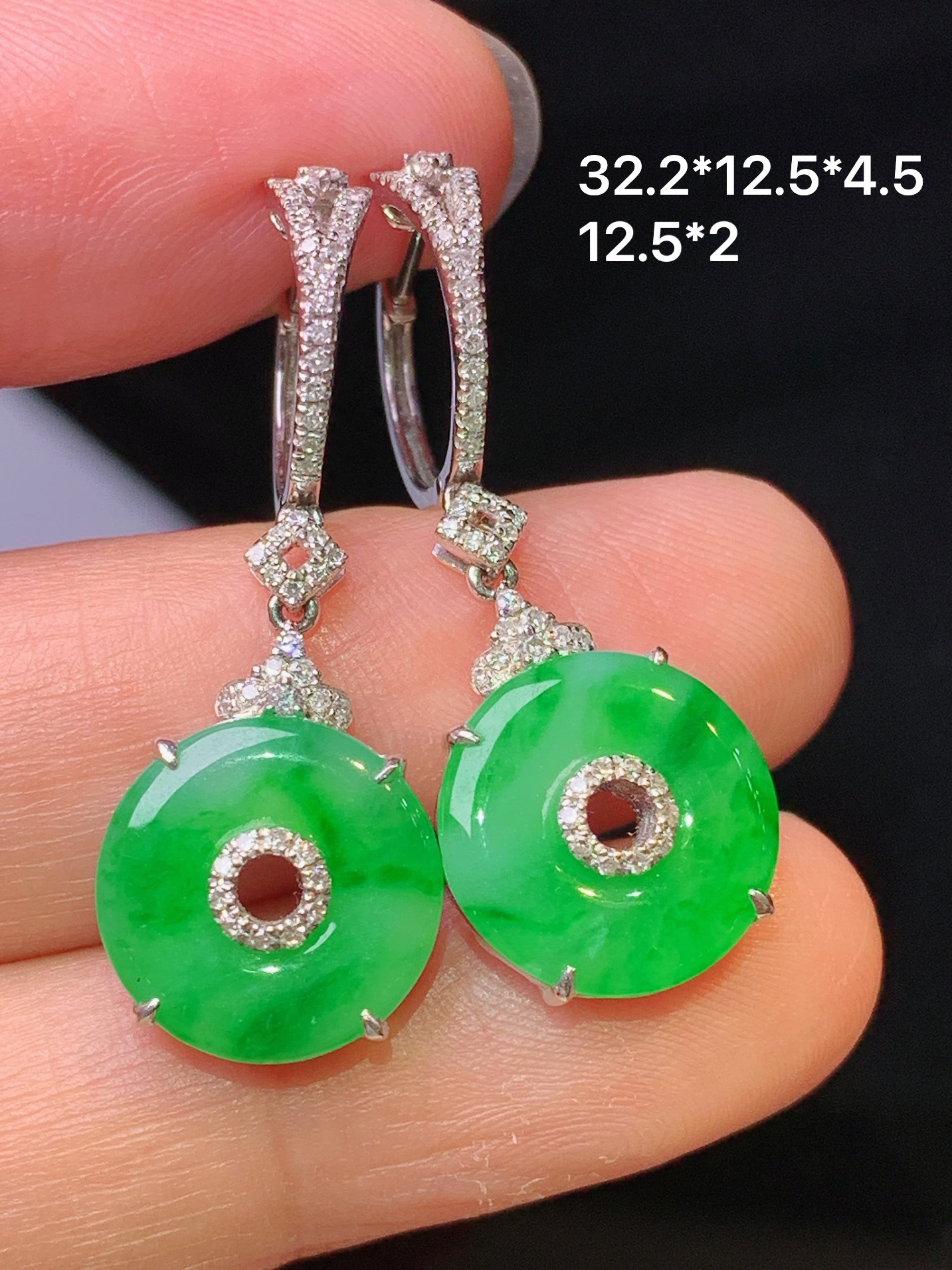 18k金钻镶嵌翠绿平安扣耳坠 玉质细腻 色泽艳丽清新 水润亮眼 整体尺寸32.2*12.5*4.5yz