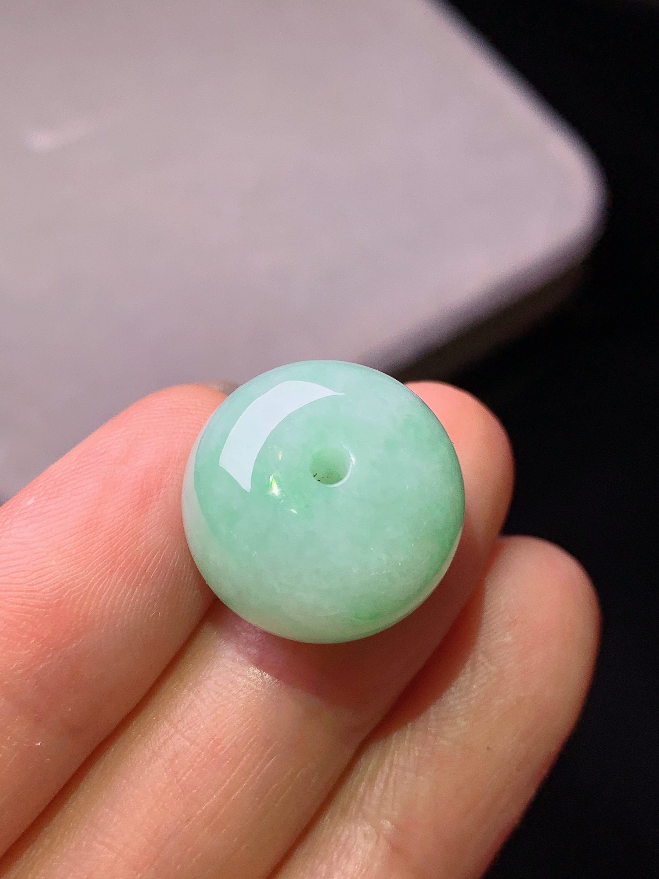 飘绿路路通吊坠 玉质细腻 色泽艳丽清新 水润亮眼 整体尺寸17*12.7h4