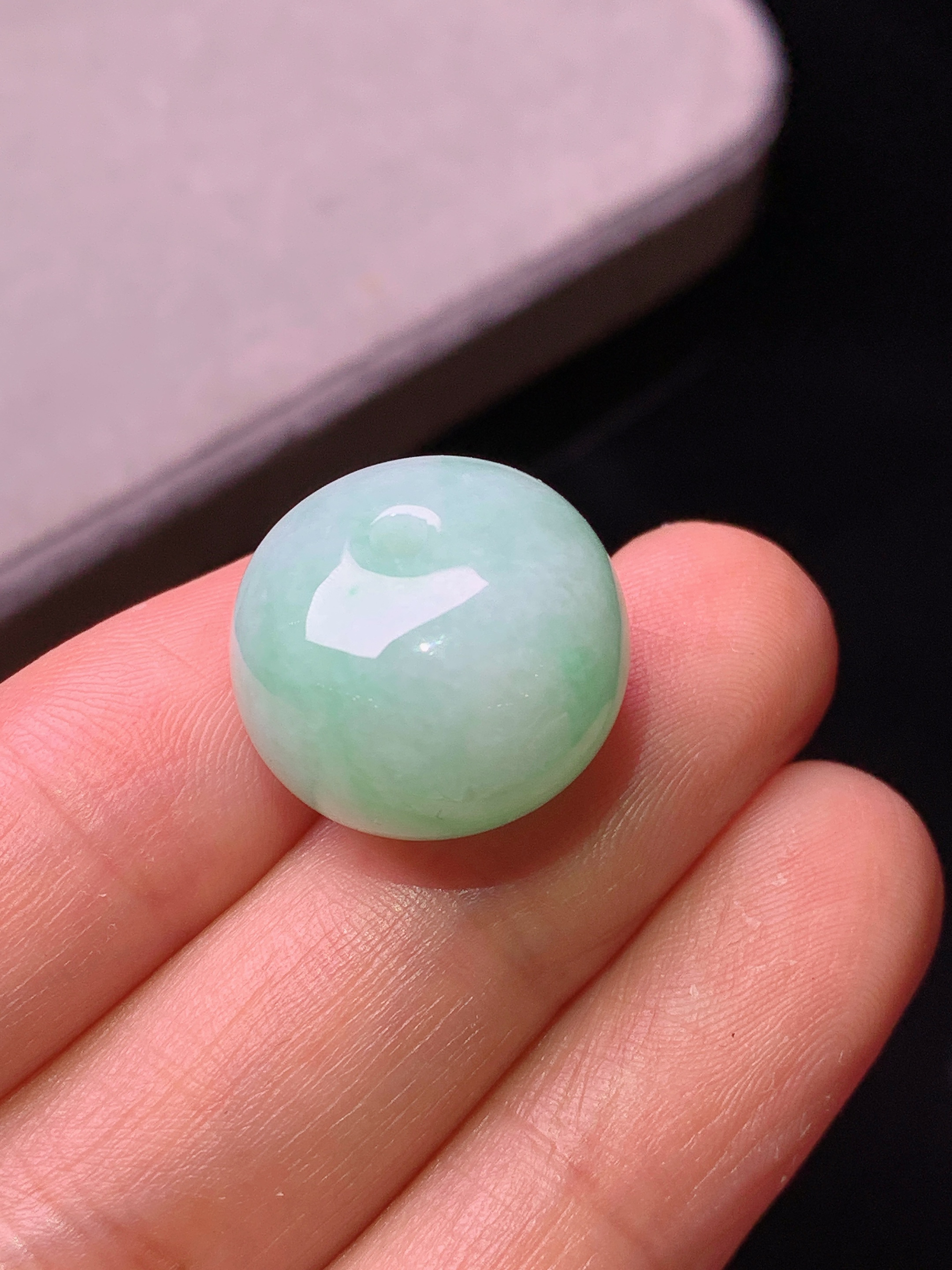 飘绿路路通吊坠 玉质细腻 色泽艳丽清新 水润亮眼 整体尺寸17*12.7h4