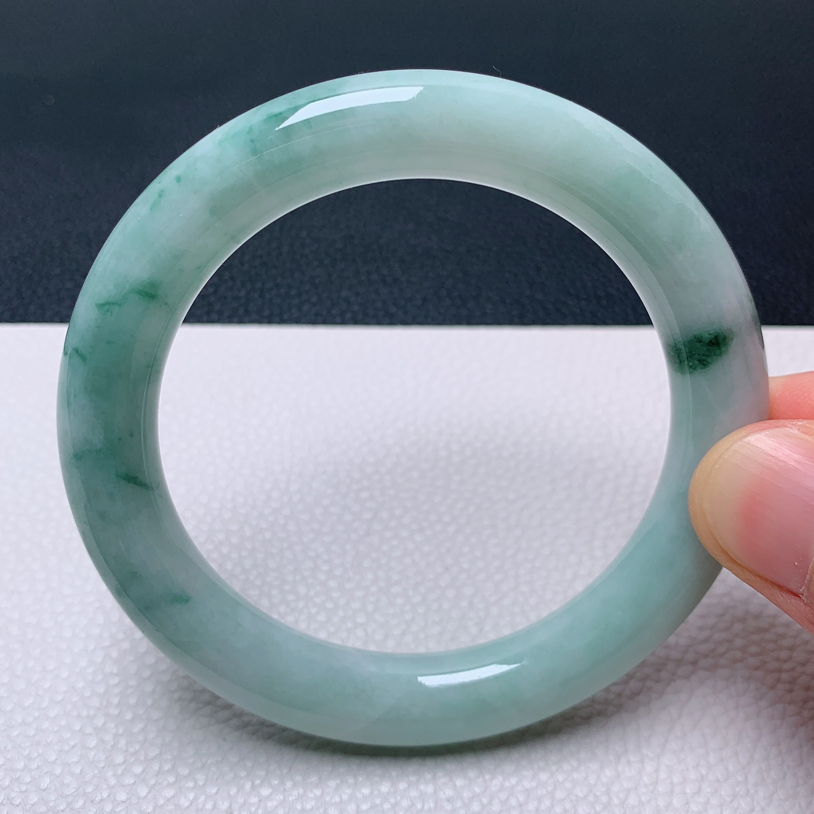 天然翡翠圈口58-59老坑飘花圆条手镯 玉质细腻 种水好 尺寸：58.3-10.6-10.6mm  M22