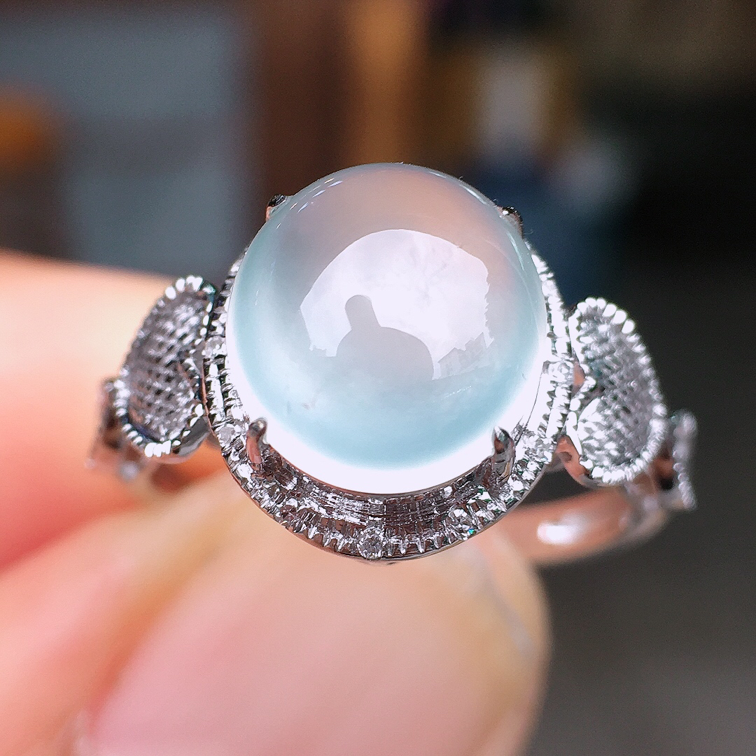 冰种蛋面戒指，玉质细腻，荧光感超
强，饱满圆润，尽显优雅气质，18k
金豪华镶嵌