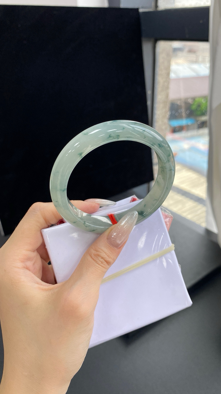 【飘花正圈手镯】
尺寸：57.6-11.8-8.4
自然光无滤镜，原图直出