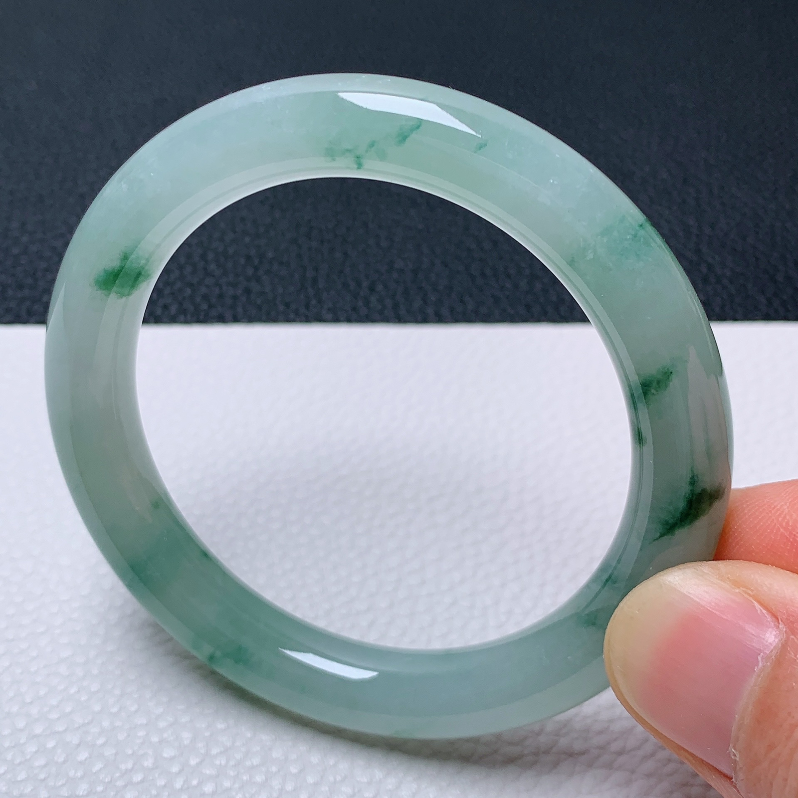 天然翡翠小圈口51-52老坑冰飘花圆条手镯 玉质细腻 种水好 尺寸:51.5-9-8.8mm   M22