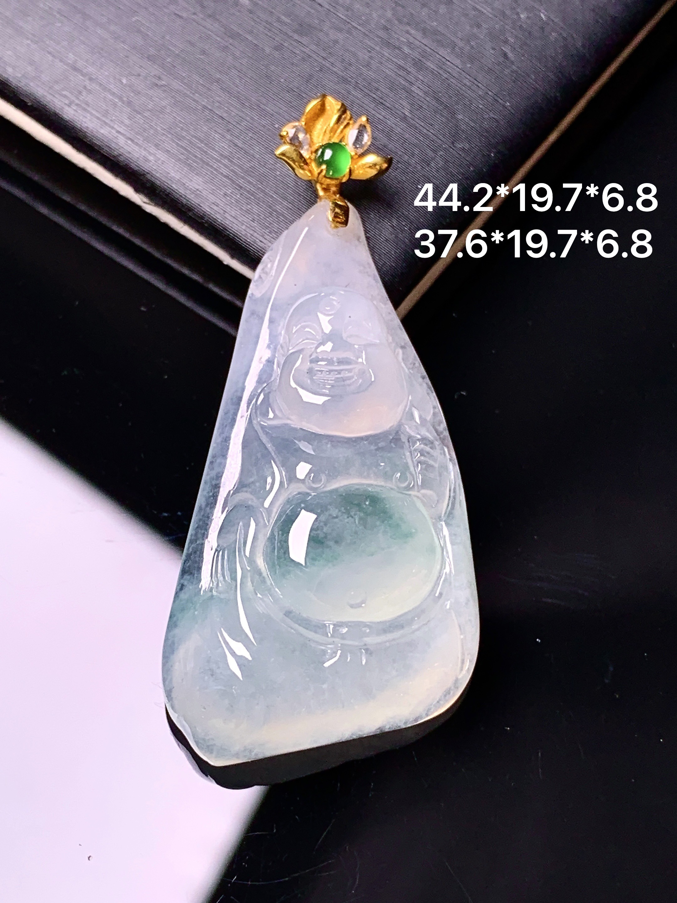 18k金镶嵌冰种佛公吊坠 玉质细腻 色泽艳丽清新 水润亮眼 整体尺寸44.2*19.7*6.8e1
