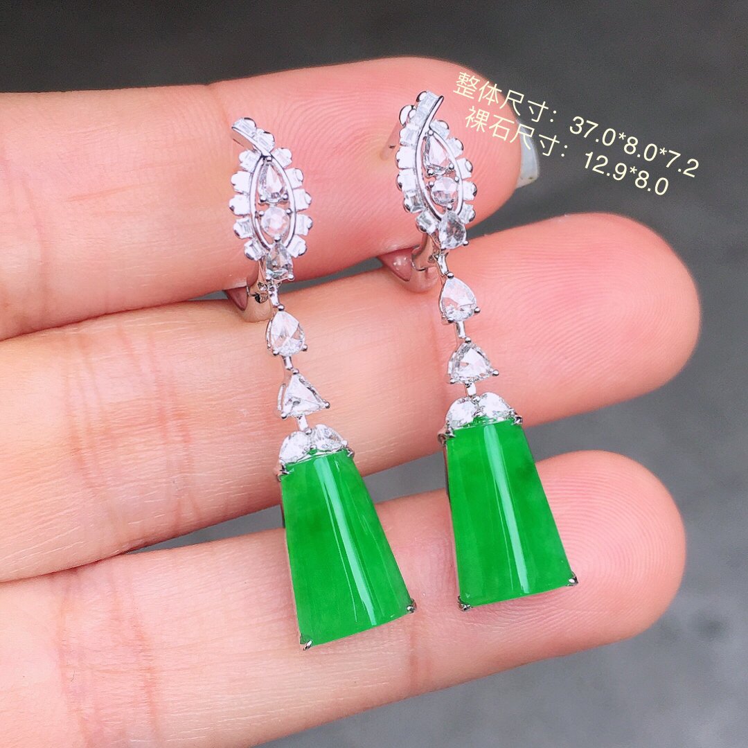 阳绿马鞍耳坠，色泽均匀艳丽，玉质细腻，荧光感超
强，饱满圆润，尽显优雅气质，18k
金豪华镶嵌