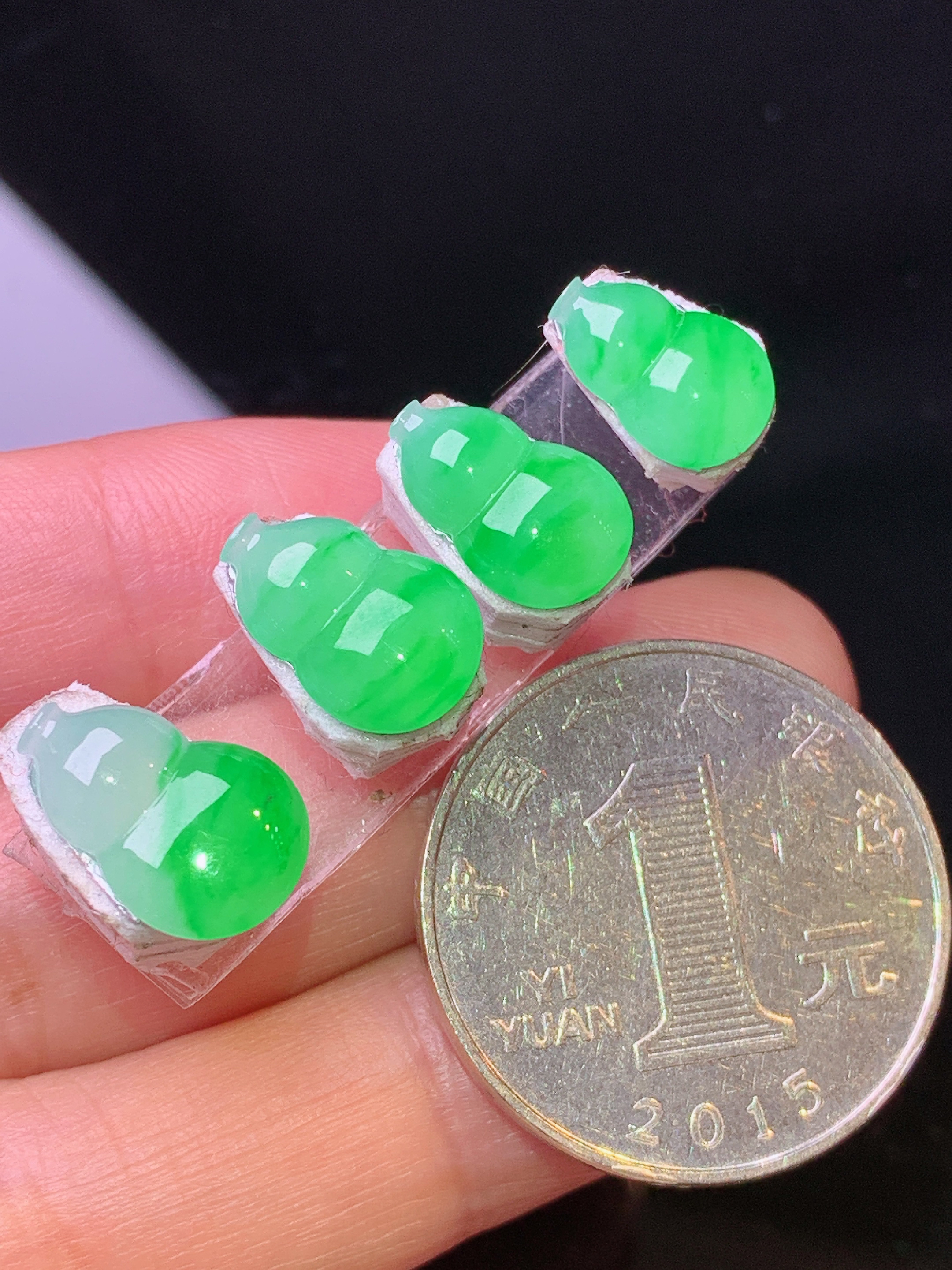 镶嵌款 翠绿葫芦一手 玉质细腻 色泽艳丽清新 水润亮眼 整体尺寸12.8*8.8*2.3j3