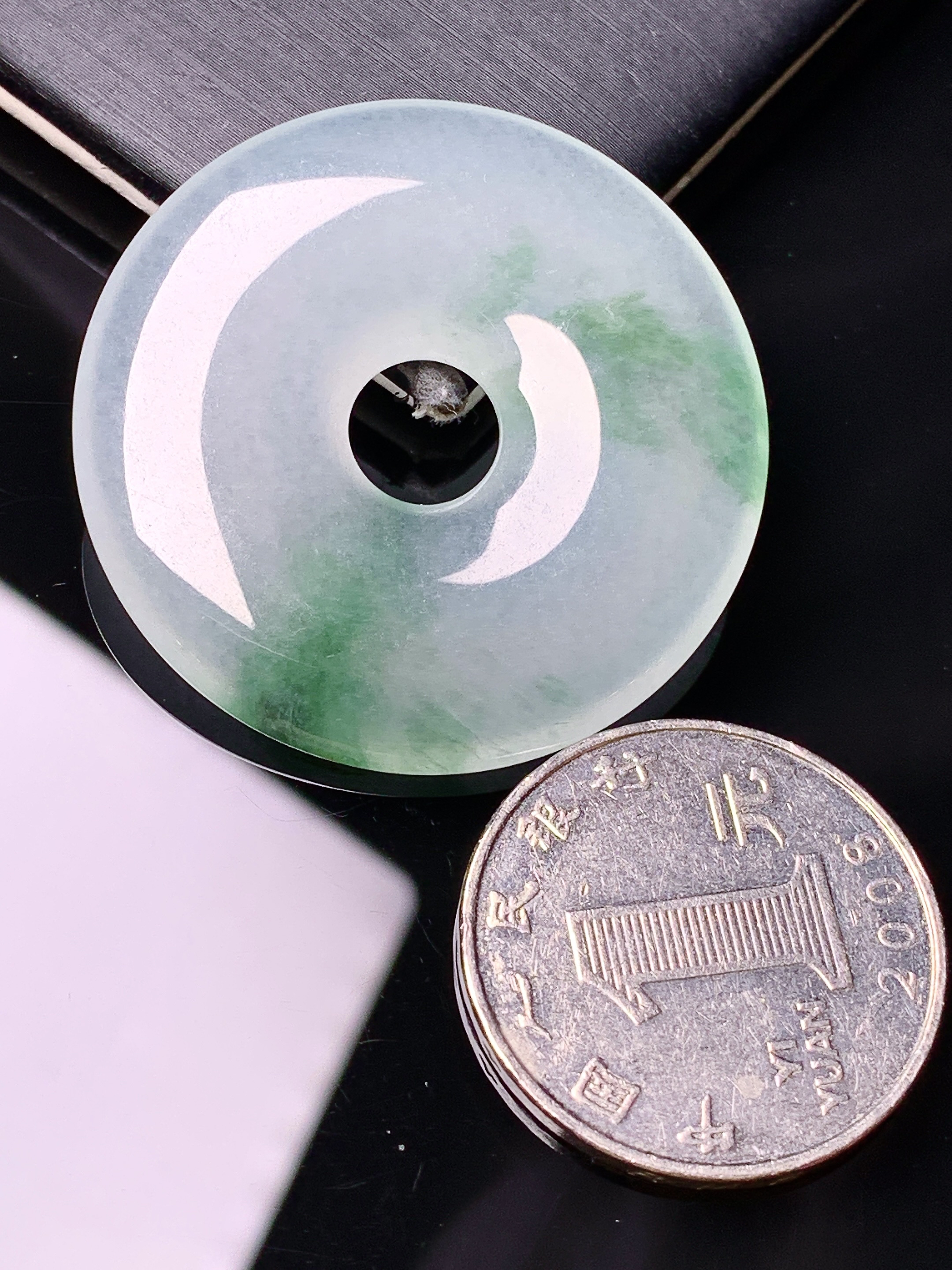 冰种飘绿平安扣环吊坠 玉质细腻 色泽艳丽清新 水润亮眼 整体尺寸37.2*5.2j 3