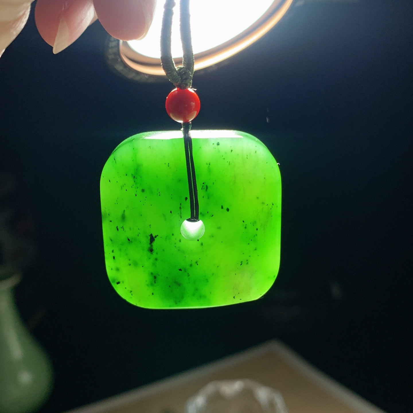 和田玉阳绿俄罗斯碧玉四方平安扣玉琮挂件。尺寸34/12重36克 玉质细腻油润 底色纯净 脂粉好，品质好。lt260328