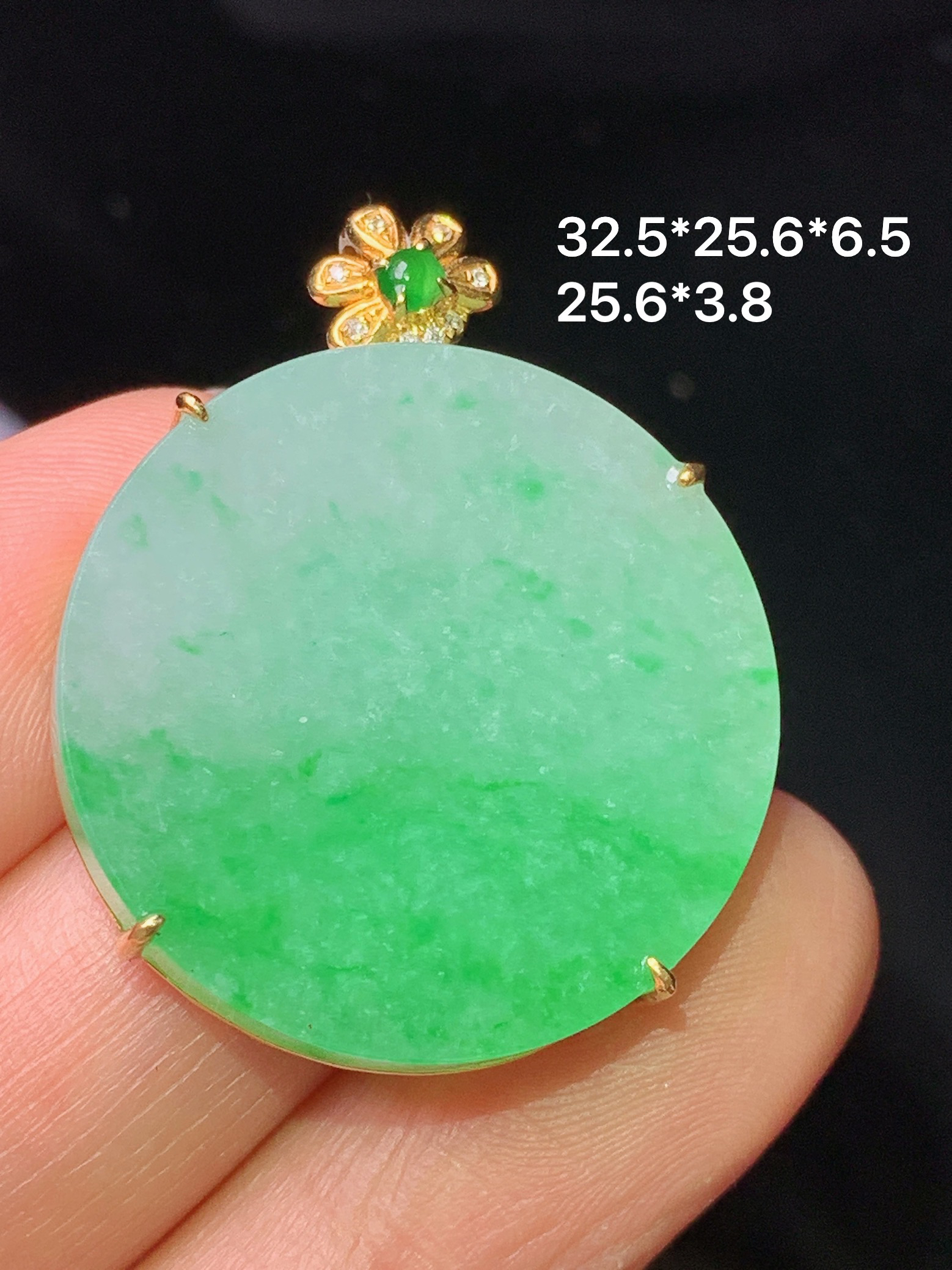 18k金钻镶嵌翠绿圆牌吊坠 玉质细腻 色泽艳丽清新 水润亮眼 整体尺寸32.5*25.6*6.5b1