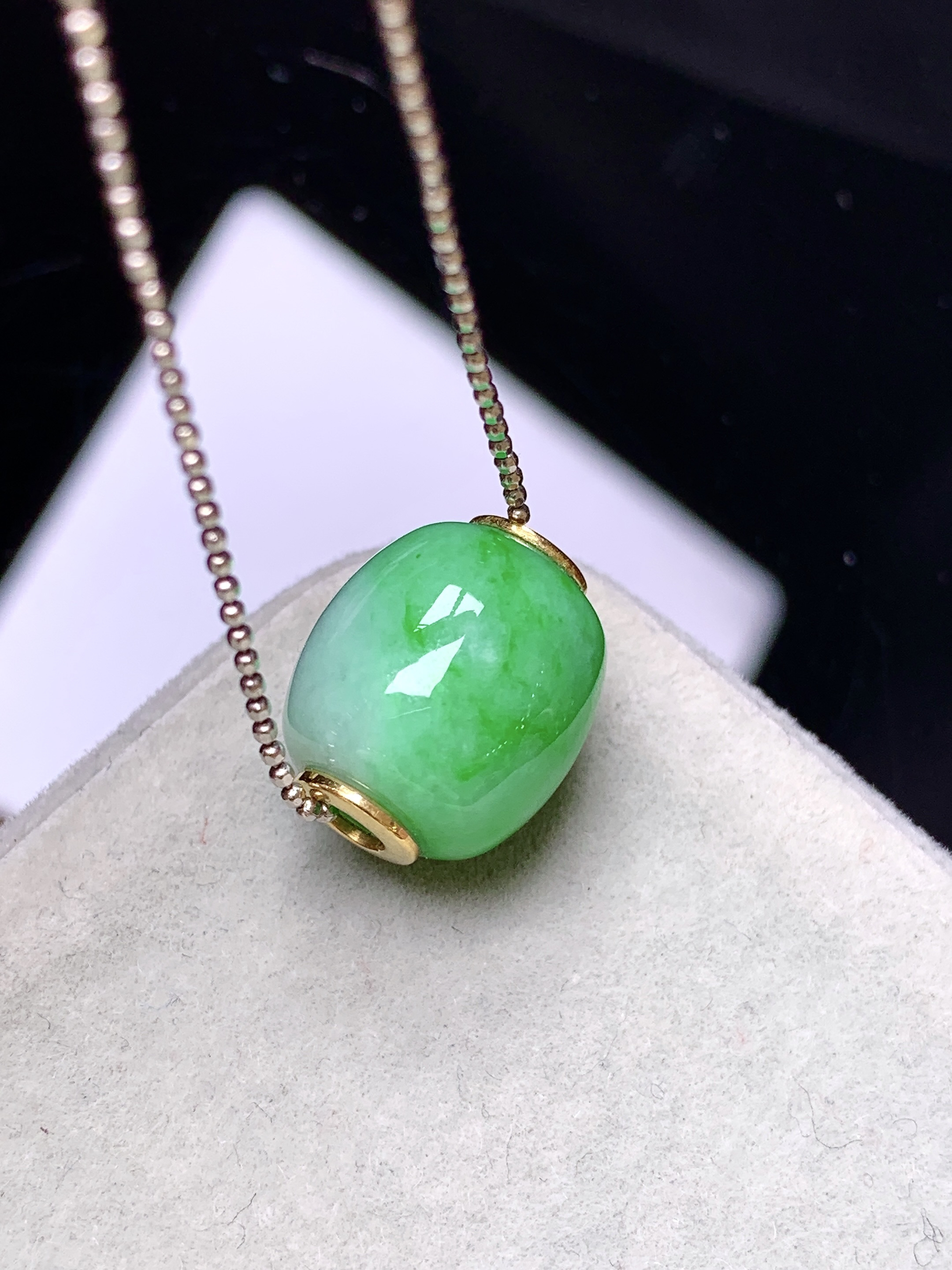 18k金镶嵌翠绿路路通吊坠 玉质细腻 色泽艳丽清新 水润亮眼 整体尺寸12.3b1