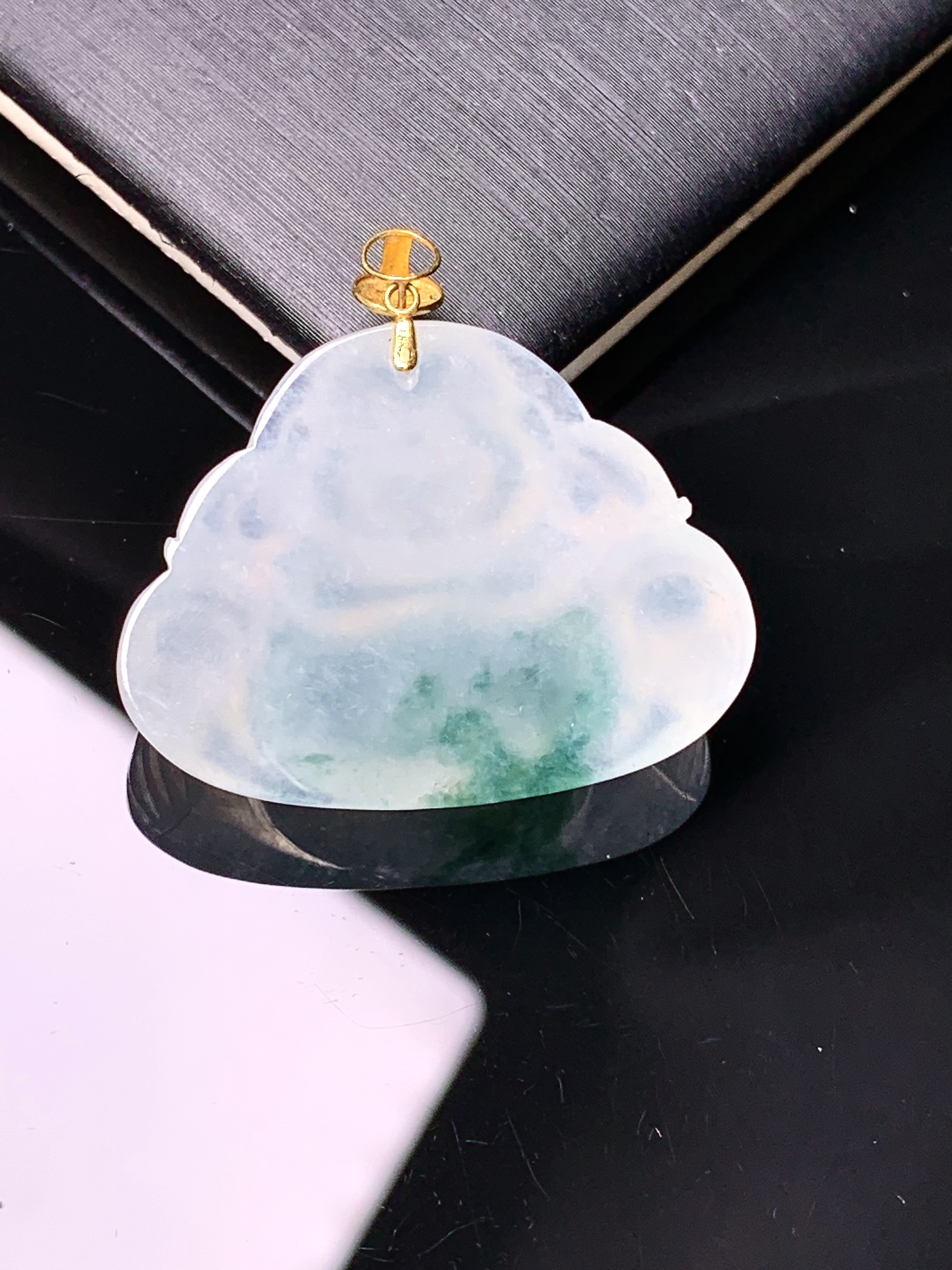 18k金镶嵌飘绿佛公吊坠 玉质细腻 色泽艳丽清新 水润亮眼 整体尺寸27.3*29*6.5m1