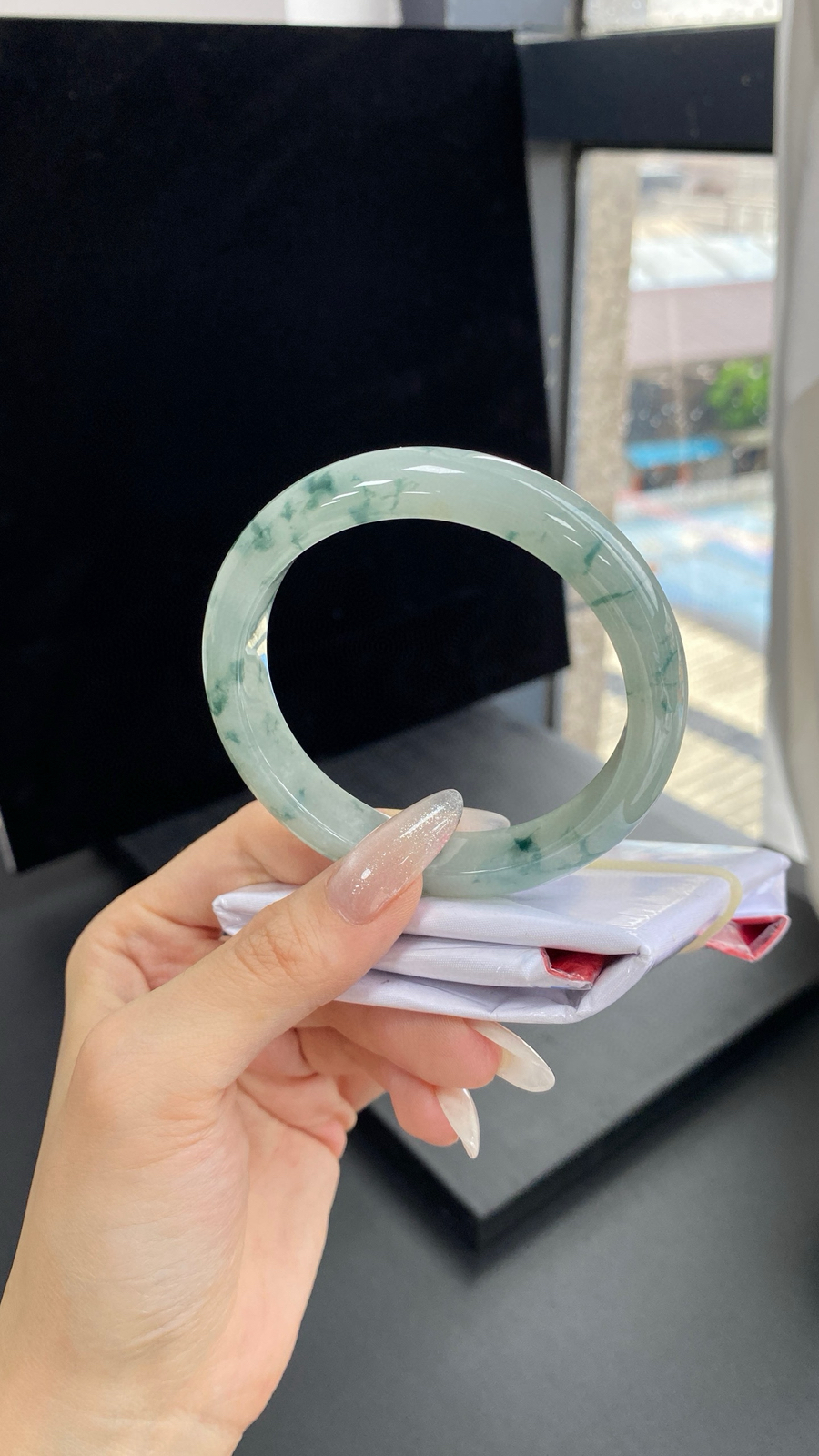 【飘花正圈手镯】
尺寸：57.6-11.8-8.4
自然光无滤镜，原图直出