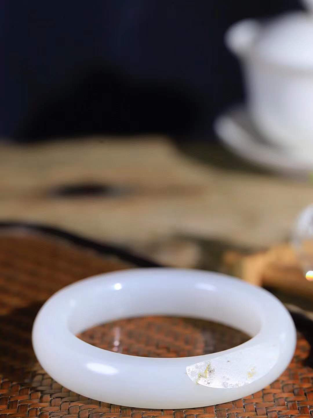 【籽.情有独钟.手镯】

新疆和田籽料手镯 玉质温润细腻 油性十足 手感舒适，高华雅逸，线条流畅，简