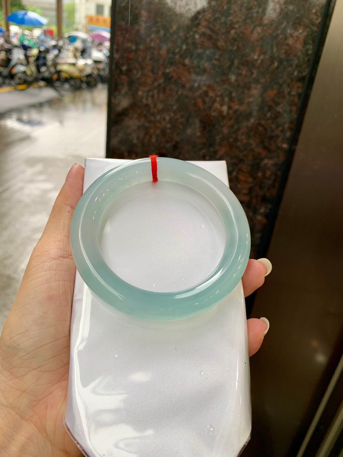 冰蓝圆条
59.2-11.3-11.7
底妆冰透，千变万化的冰晴蓝底色，拥有海的颜色，却散发着星空的光芒，这是一只来自冰川蓝的清冷气质仙女镯。