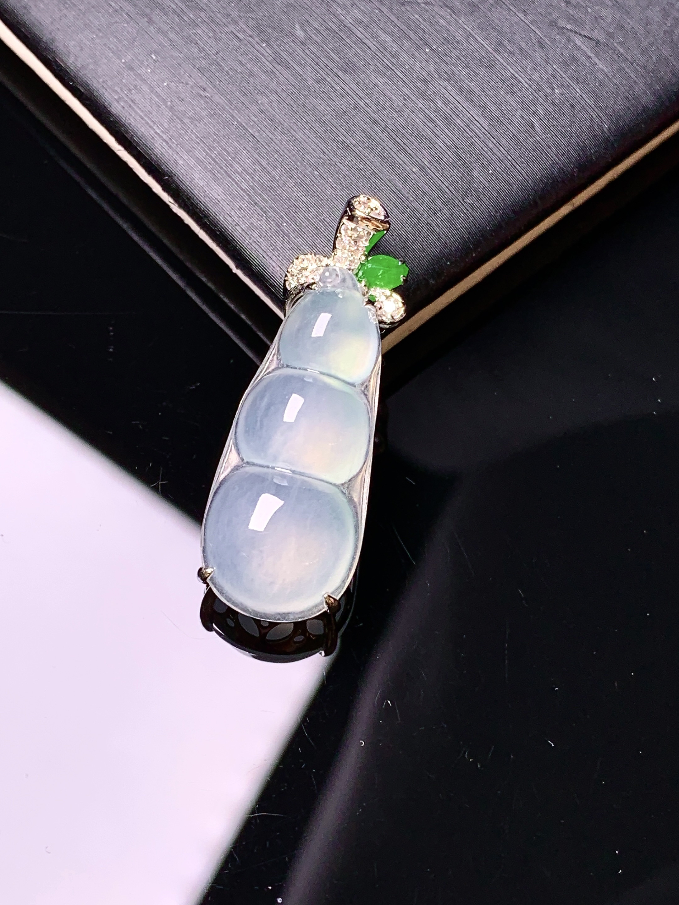 18k金钻镶嵌冰种四季豆吊坠 玉质细腻 色泽艳丽清新 水润亮眼 整体尺寸29.6*10.6*7.8g