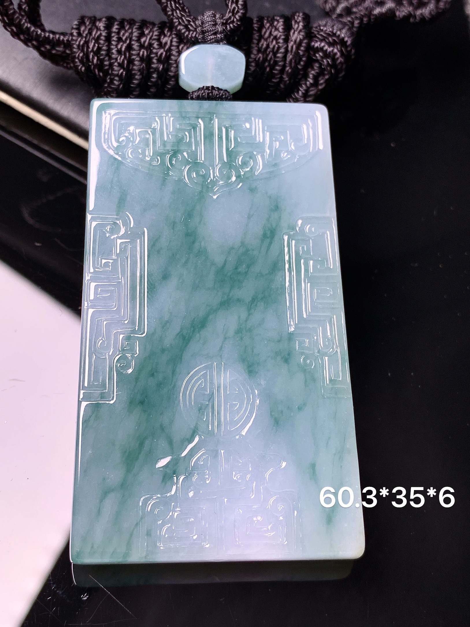 飘花无事牌吊坠 玉质细腻 色泽艳丽清新 水润亮眼 整体尺寸60.3*35*6L1