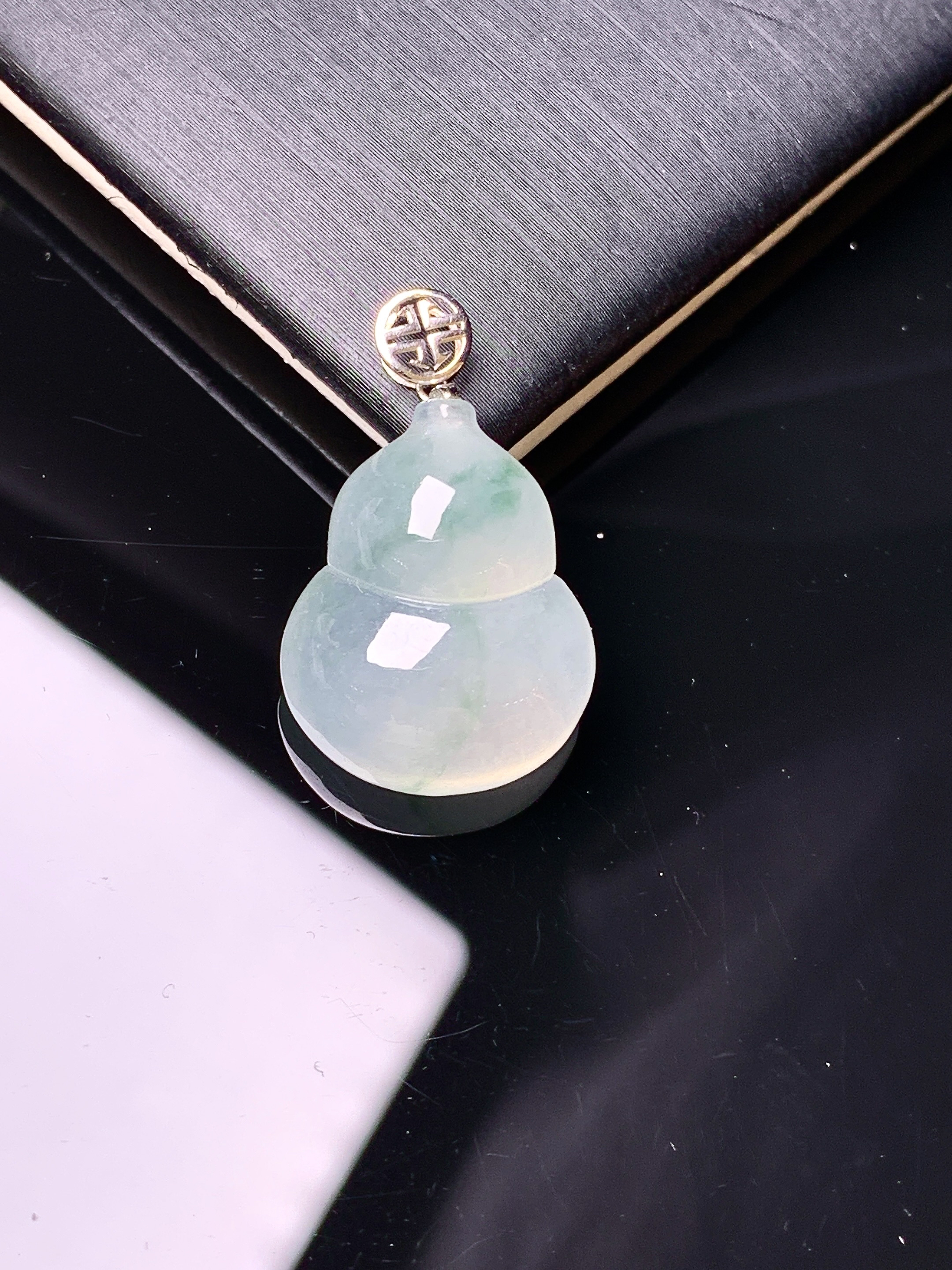 18k金镶嵌冰种葫芦吊坠 玉质细腻 色泽艳丽清新 水润亮眼 整体尺寸24.5*15.2*6.8m1