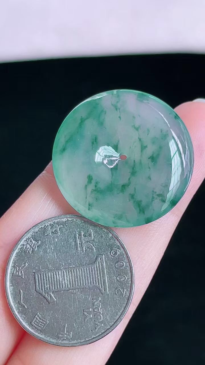【翡翠名称】老坑种高冰飘花平安扣吊坠
【翡翠尺寸】直径厚度27.3/6mm
【翡翠描述】宝贝种老水足，玉质细腻，色泽靓丽，性价比高，佩戴效果好！
【其它赠送】权威证书/精美挂绳盒子/支持全国复检