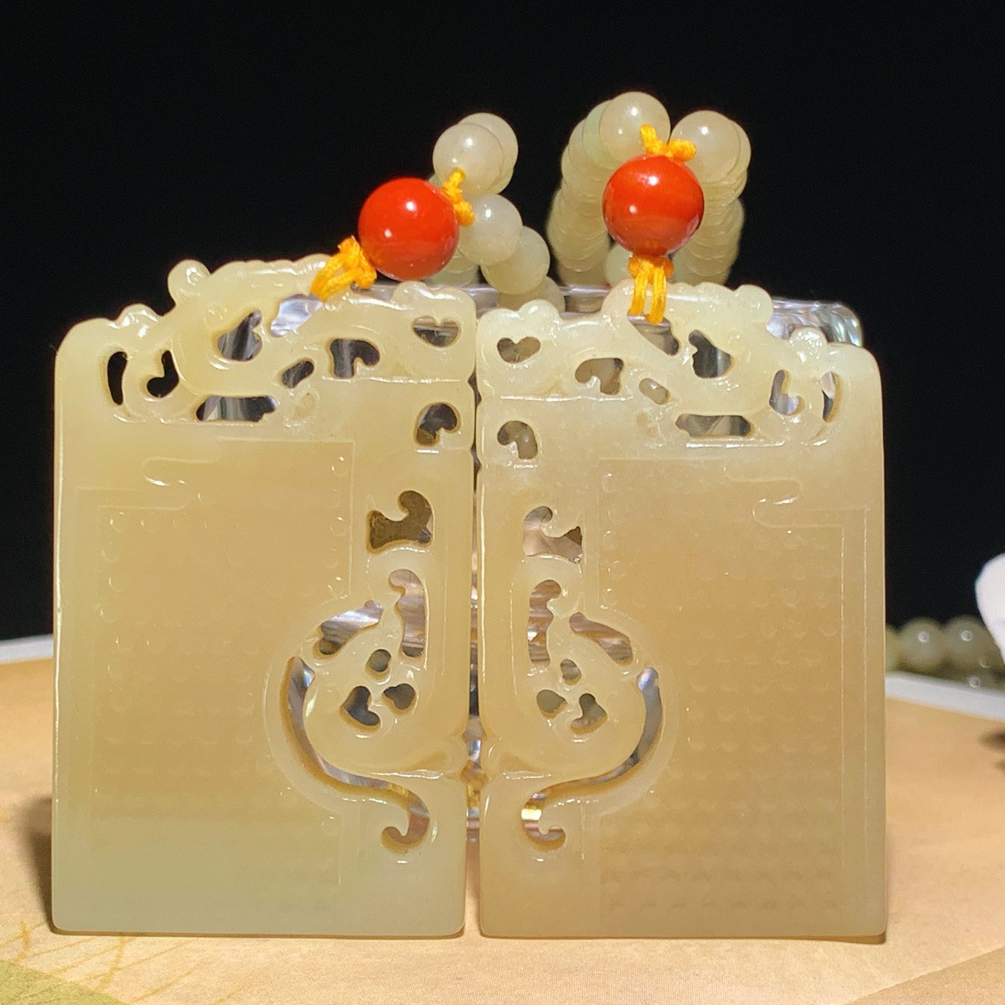 新疆和田玉且末糖仿古龙凤对牌子挂件。尺寸53/32/6重122.8克 玉质细腻油润 底色纯净 脂粉好，品质好。lt260328