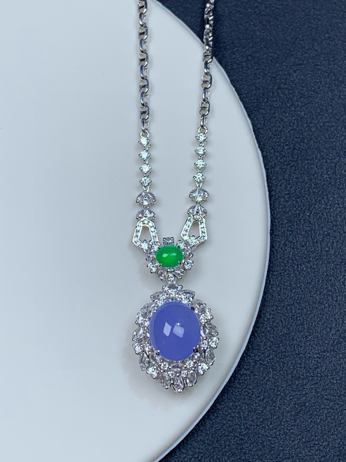 18k金镶嵌冰紫起光蛋面套链
整体长50厘米
裸石10.5-9-5.2