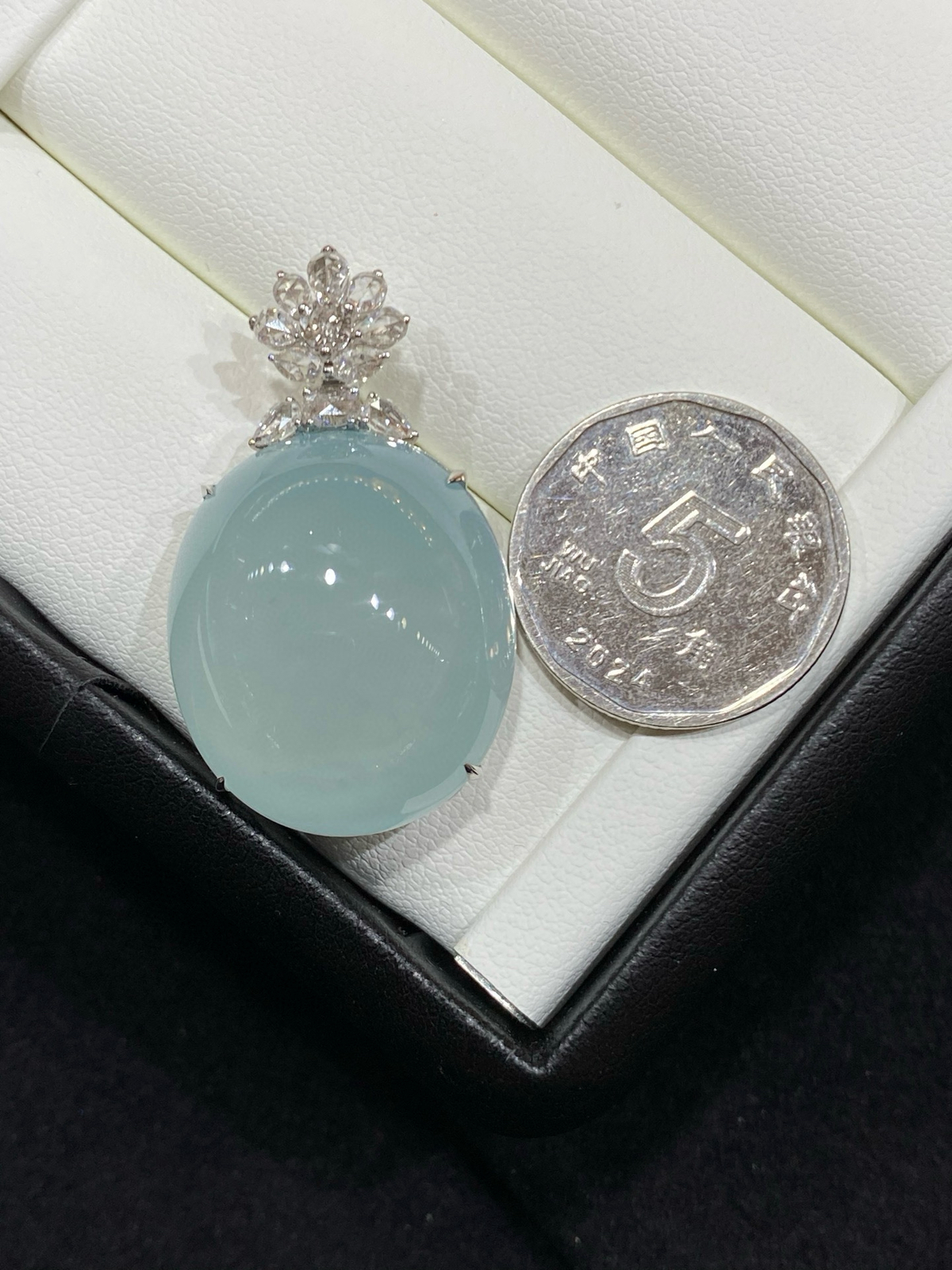 高冰 起胶 蛋面 鸽子蛋 简镶 吊坠 18k

整体尺寸34.6-20.2-12.5