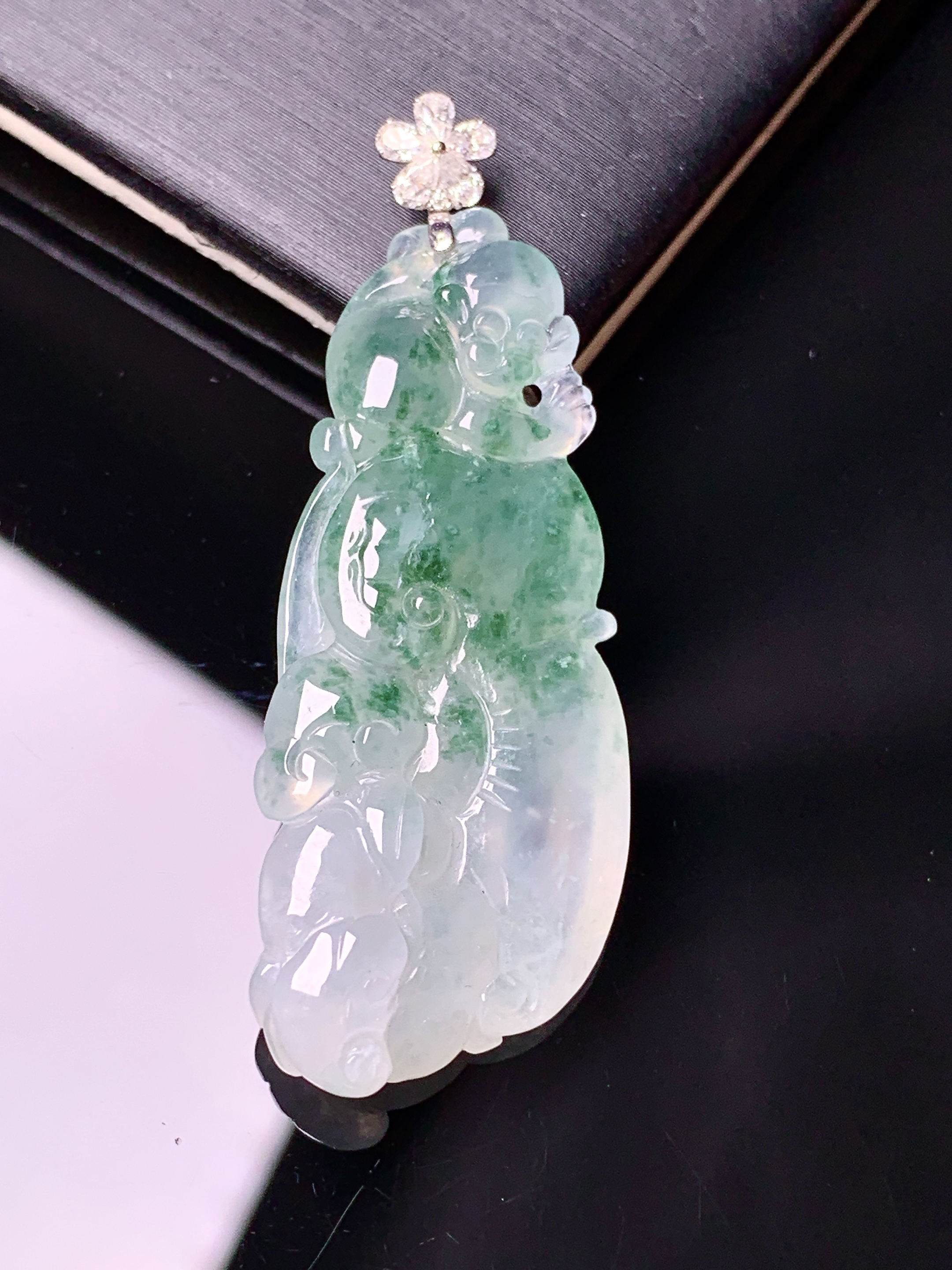 18k金钻镶嵌飘绿如意吊坠 玉质细腻 色泽艳丽清新 水润亮眼 整体尺寸47.5*17*6.2