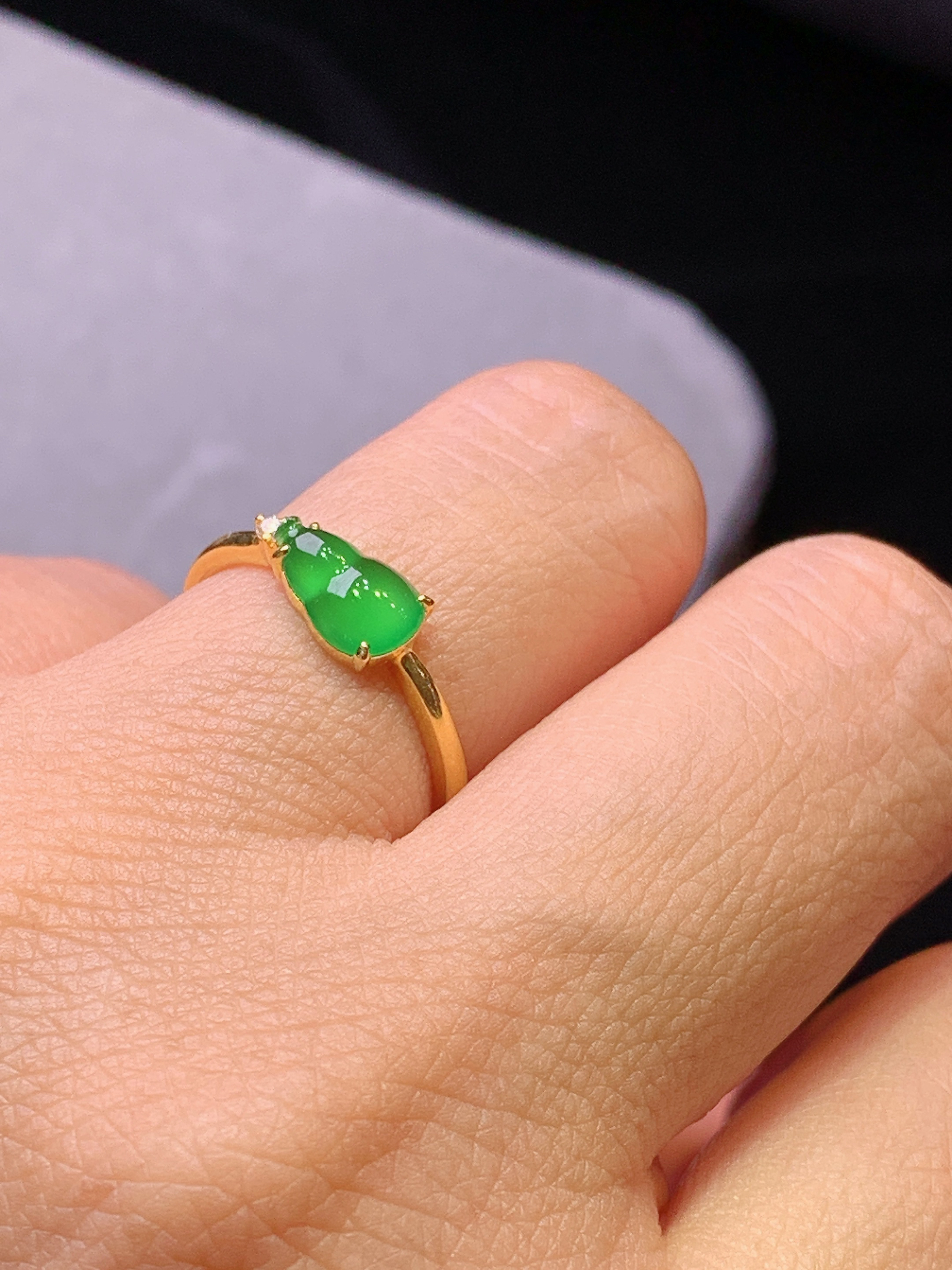 18k金钻镶嵌翠绿葫芦戒指 玉质细腻 色泽艳丽清新 水润亮眼 圈口10.5 裸石尺寸8.2*5.2*2yz