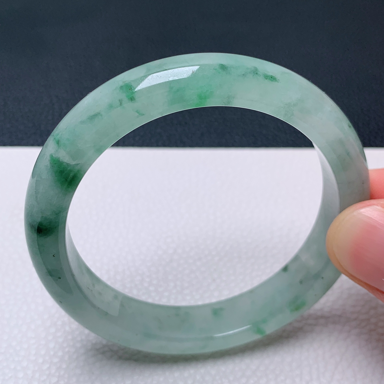 天然翡翠圈口55-56老坑飘绿手镯 玉质细腻 种水好 尺寸：55.3-12-7.8mm  M22