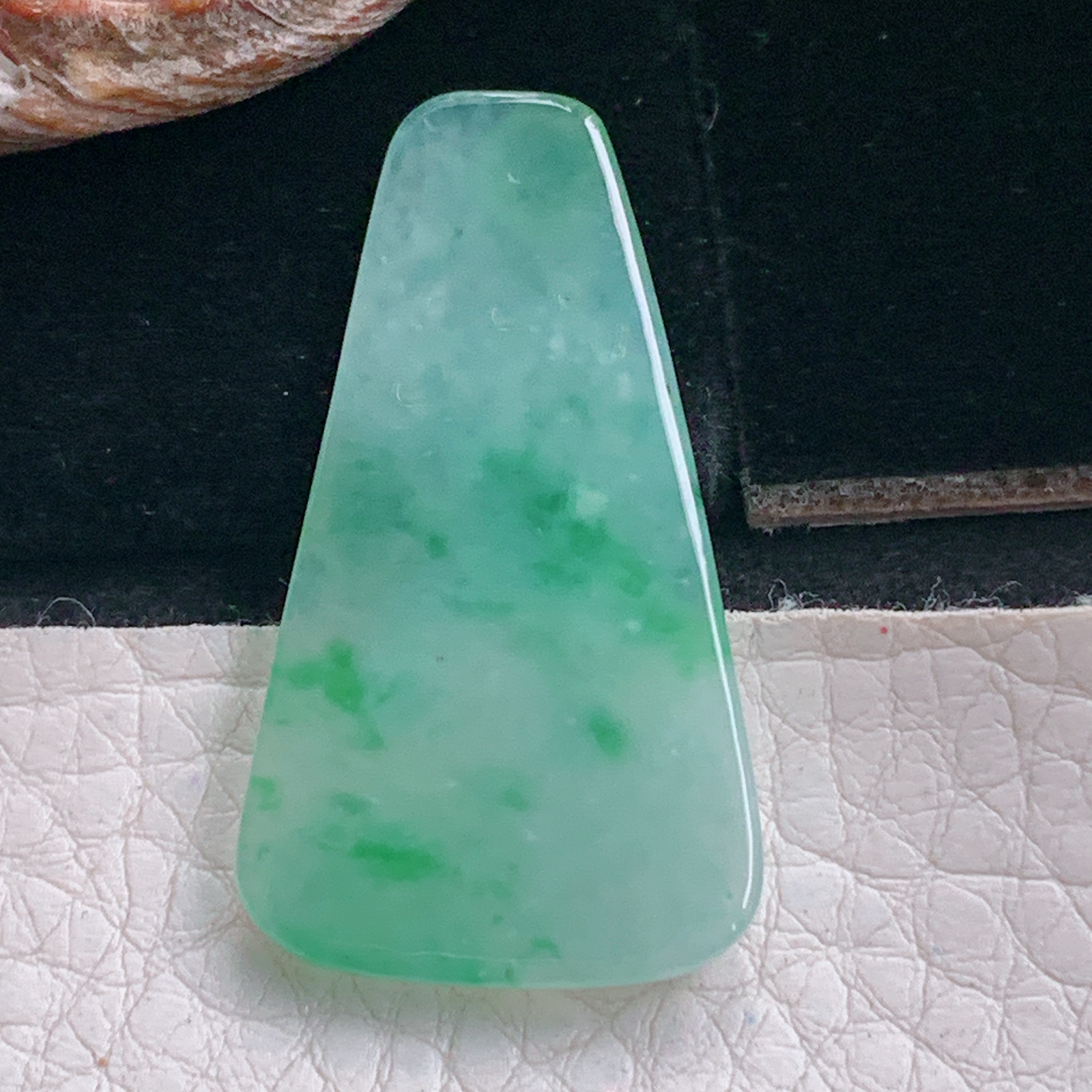 ajj实拍38.7*21.6*4.5缅甸翡翠冰绿莲年有余玉吊坠 玉挂件