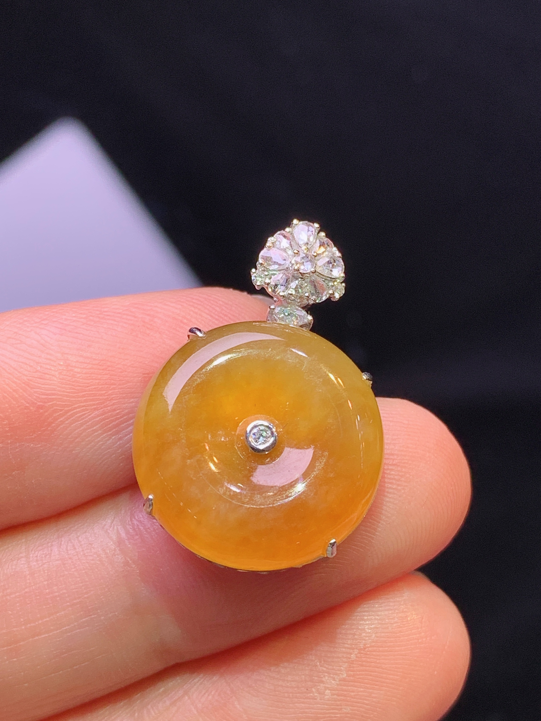 18k金钻镶嵌黄翡平安扣吊坠 玉质细腻 色泽艳丽清新 水润亮眼 整体尺寸24*16.5*7y4