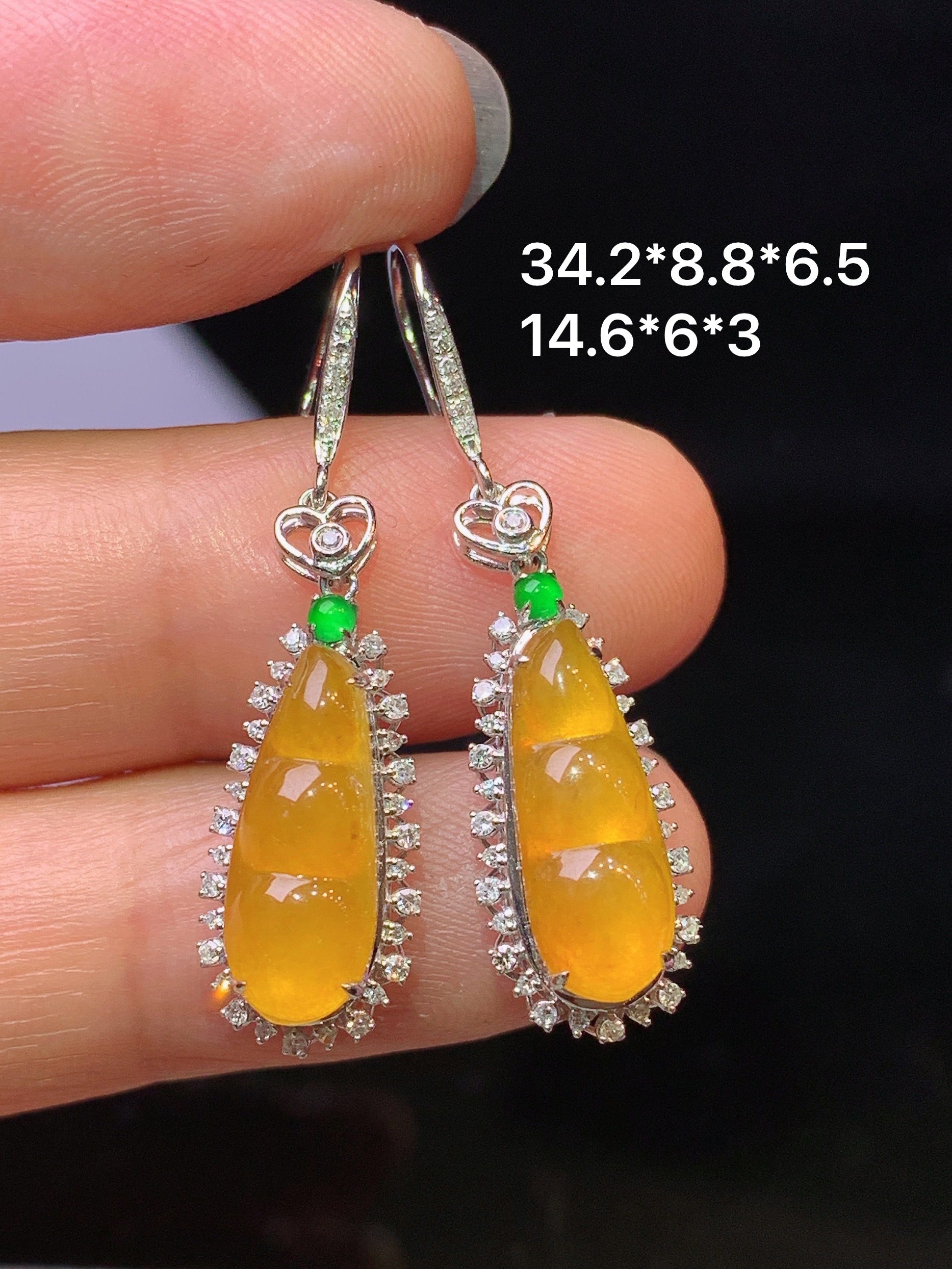 18k金钻镶嵌黄翡四季豆的吊坠 玉质细腻 色泽艳丽清新 水润亮眼 整体尺寸34.2*8.8*6.5z2