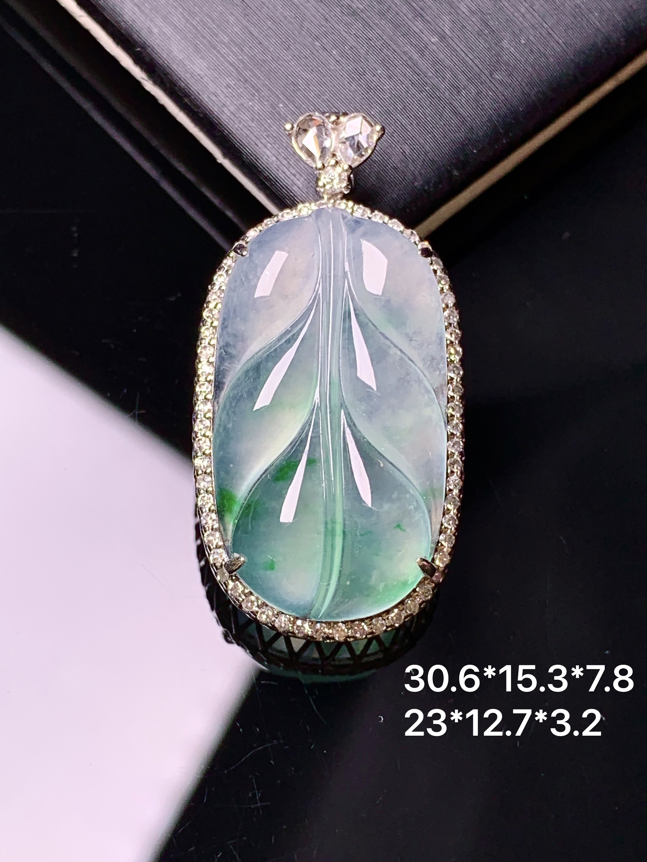 18k金钻镶嵌冰种树叶吊坠 玉质细腻 色泽艳丽清新 水润亮眼 整体尺寸30.6*15.3*7.8g2