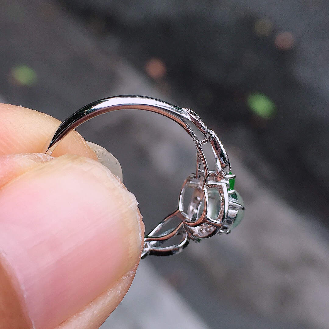 玻璃种蛋面戒指，玉质细腻，荧光感超
强，饱满圆润，尽显优雅气质，18k
金豪华镶嵌