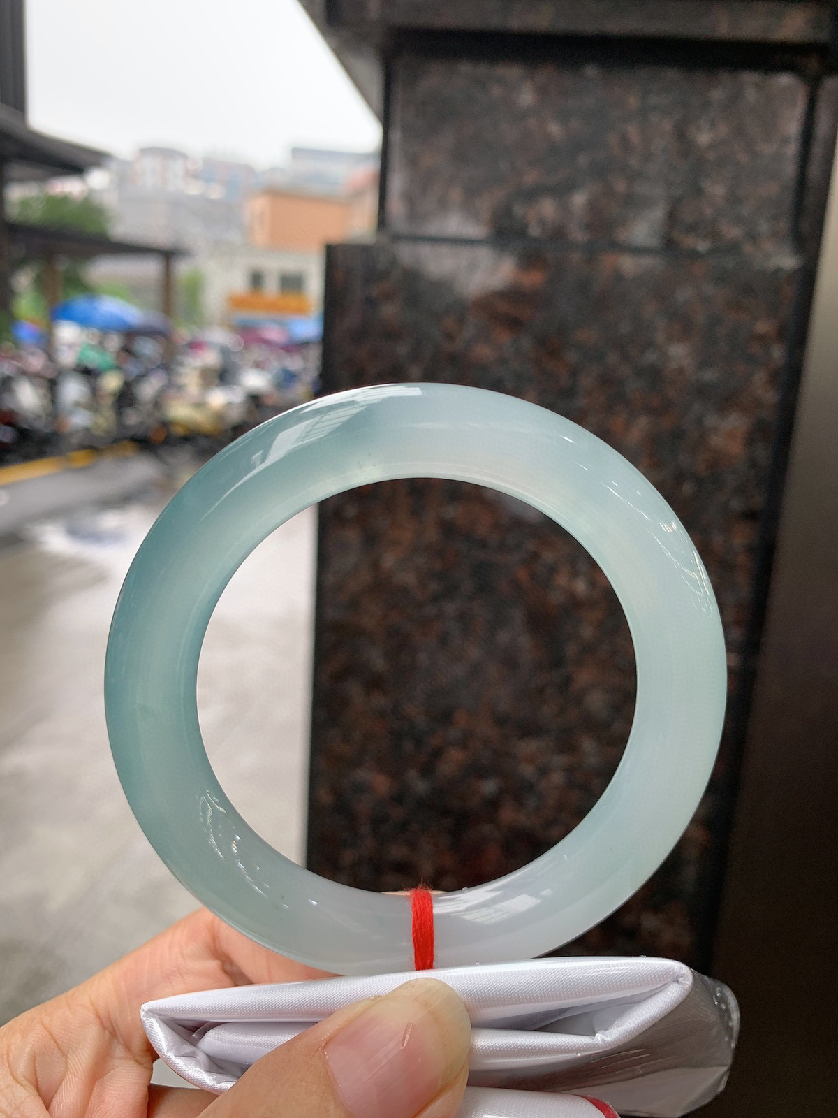 冰蓝圆条
59.2-11.3-11.7
底妆冰透，千变万化的冰晴蓝底色，拥有海的颜色，却散发着星空的光芒，这是一只来自冰川蓝的清冷气质仙女镯。