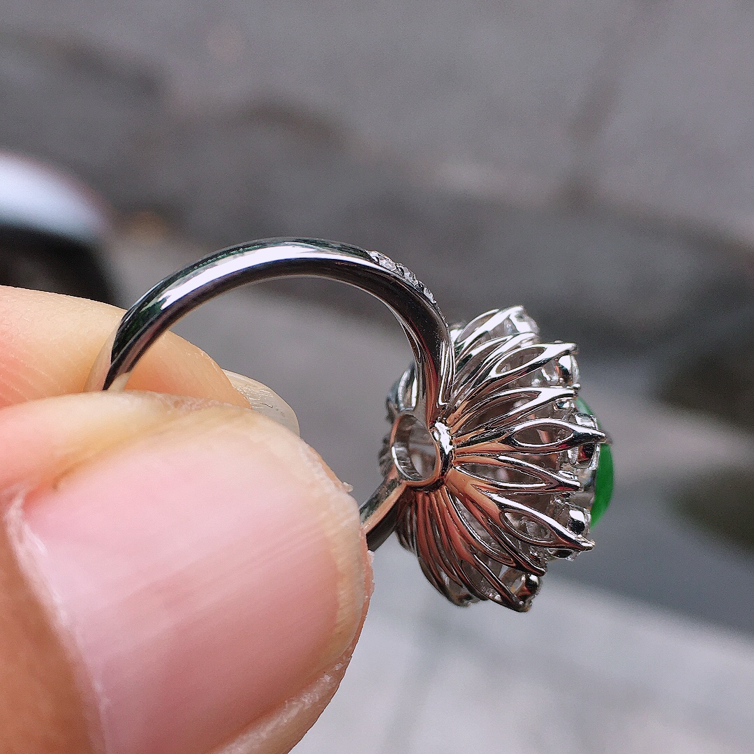 阳绿葫芦戒指，色泽均匀艳丽，玉质细腻，荧光感超
强，饱满圆润，尽显优雅气质，18k
金豪华镶嵌