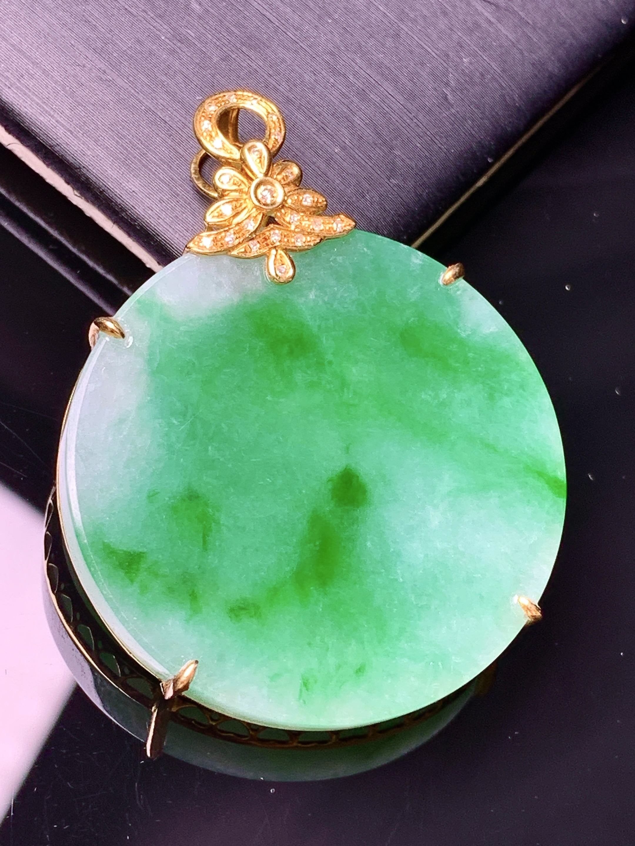 18k金钻镶嵌翠绿圆牌吊坠 玉质细腻 色泽艳丽清新 水润亮眼 整体尺寸42*32*5.8b1