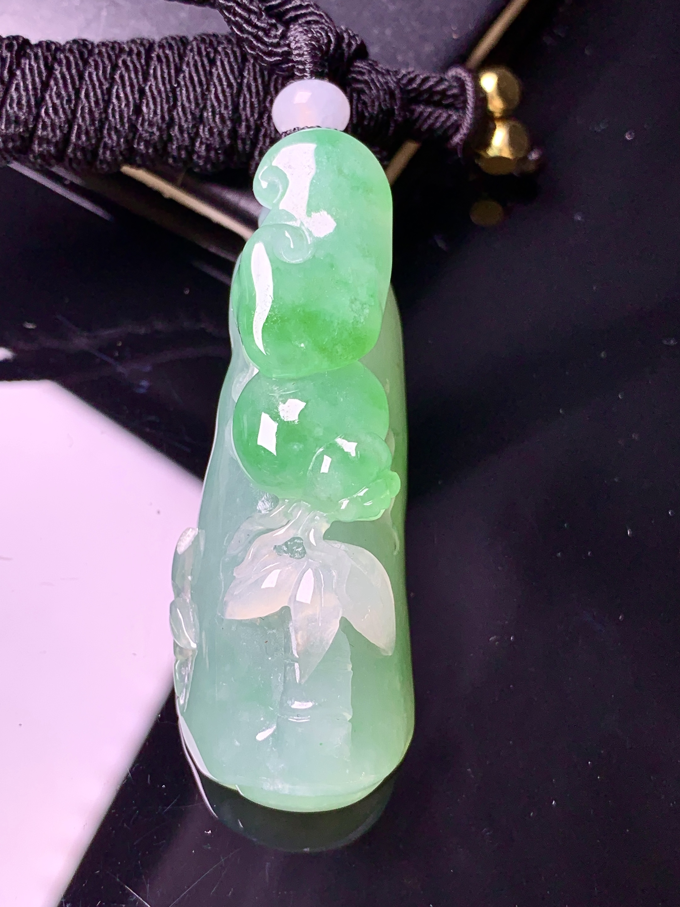 翠绿如意雕花件吊坠 玉质细腻 色泽艳丽清新 水润亮眼 整体尺寸49.8*18.2*14.8L1