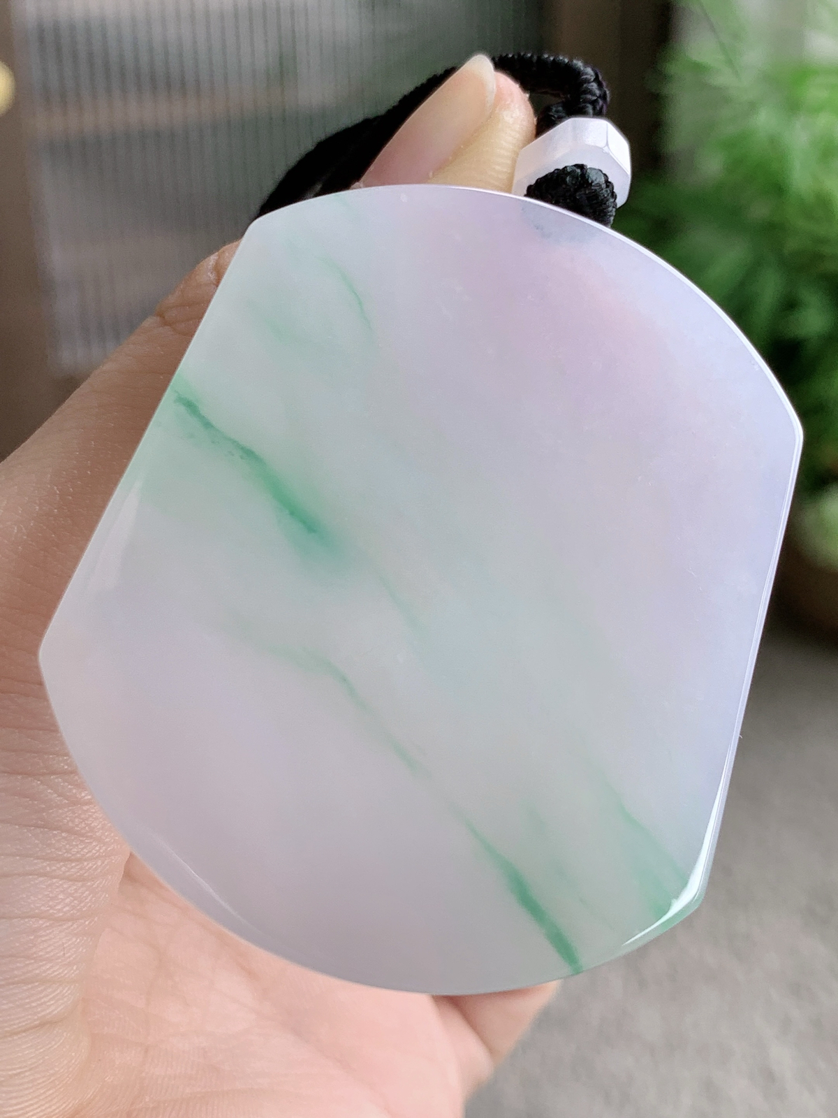 【裸石】冰飘花无事牌吊坠
【说明】缅料 性价比高  
【尺寸】53.7-45-6