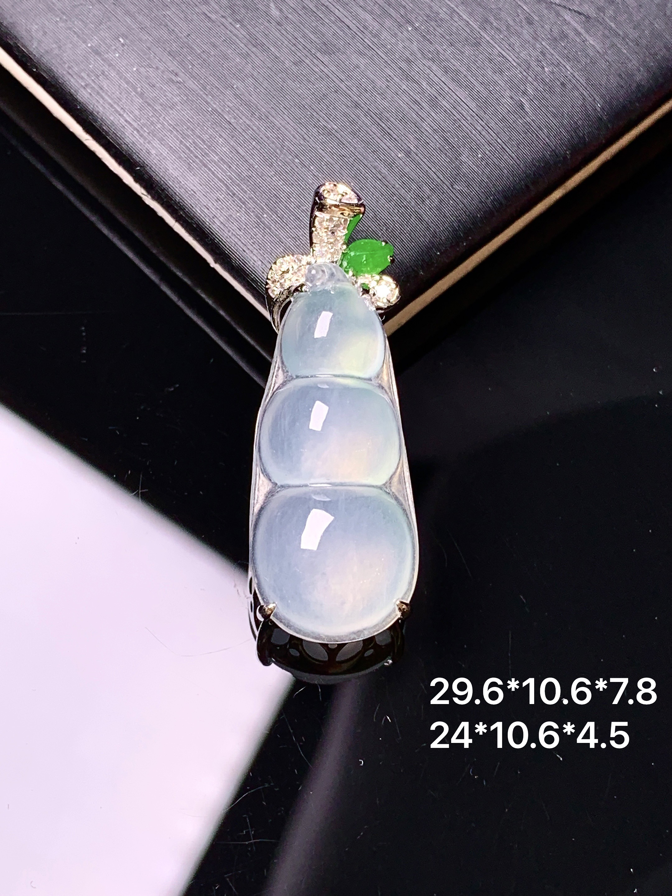 18k金钻镶嵌冰种四季豆吊坠 玉质细腻 色泽艳丽清新 水润亮眼 整体尺寸29.6*10.6*7.8g2