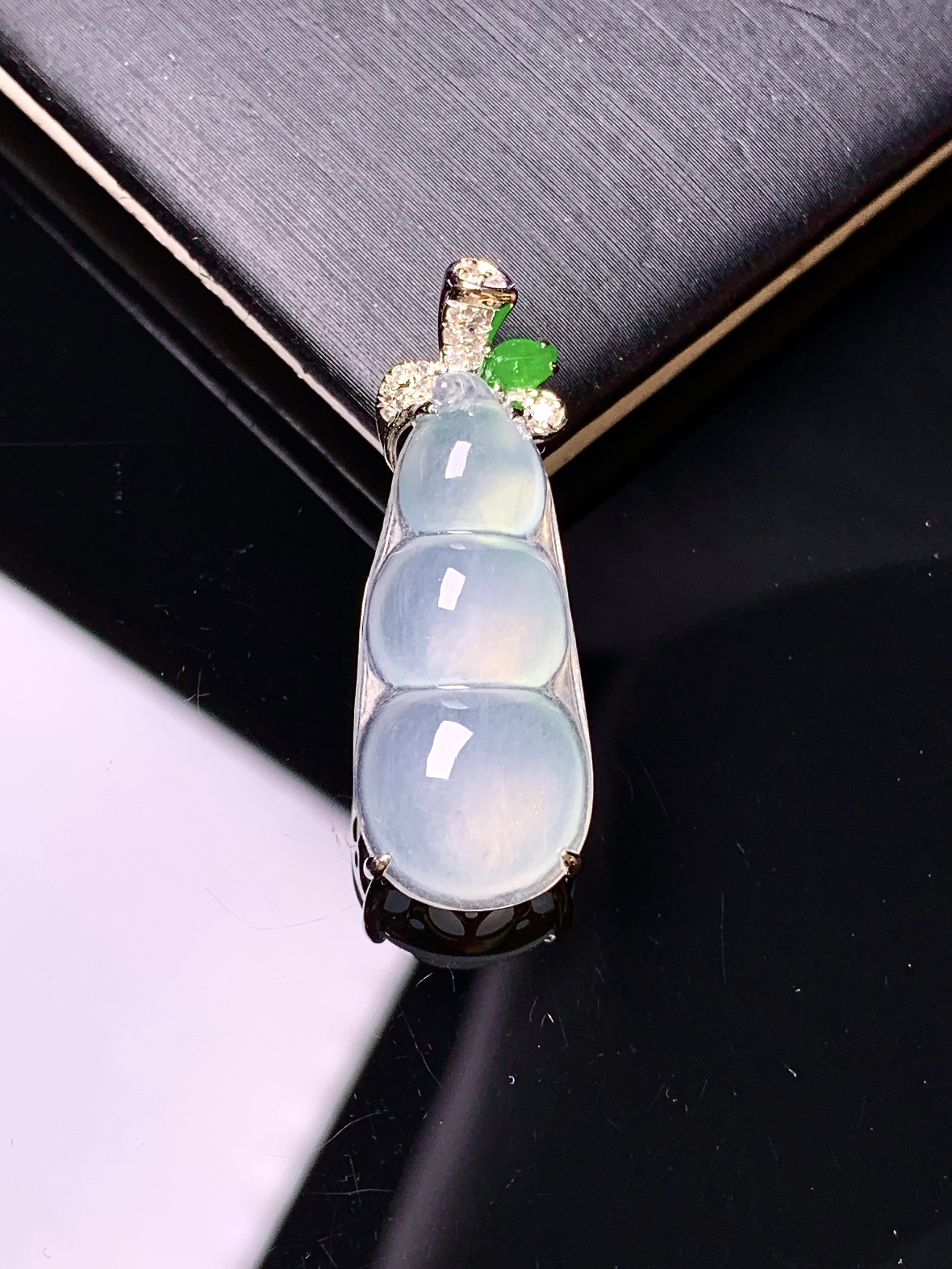 18k金钻镶嵌冰种四季豆吊坠 玉质细腻 色泽艳丽清新 水润亮眼 整体尺寸29.6*10.6*7.8g